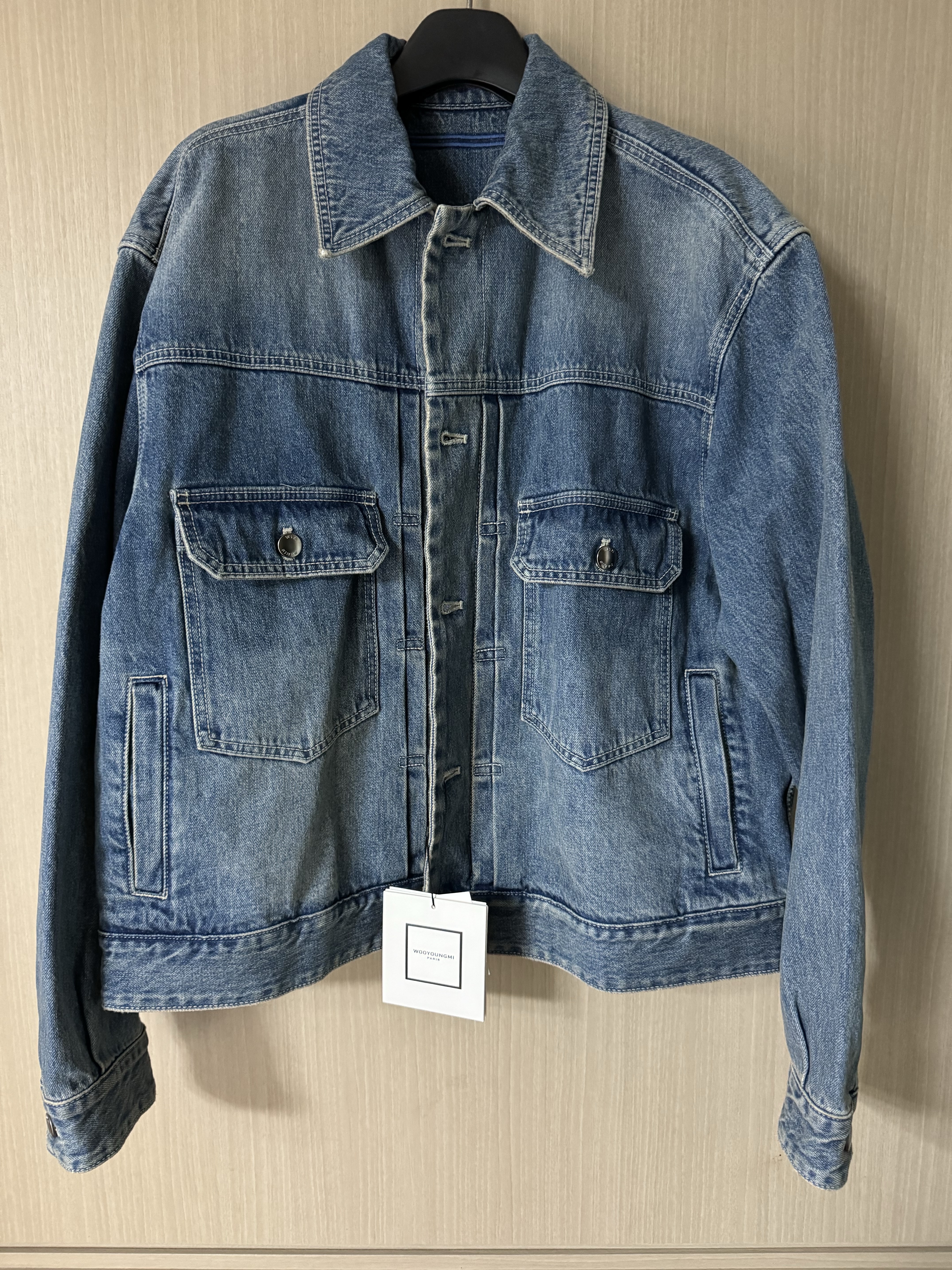 우영미 레귤러 데님 자켓 블루 - 24FW 착용 스타일