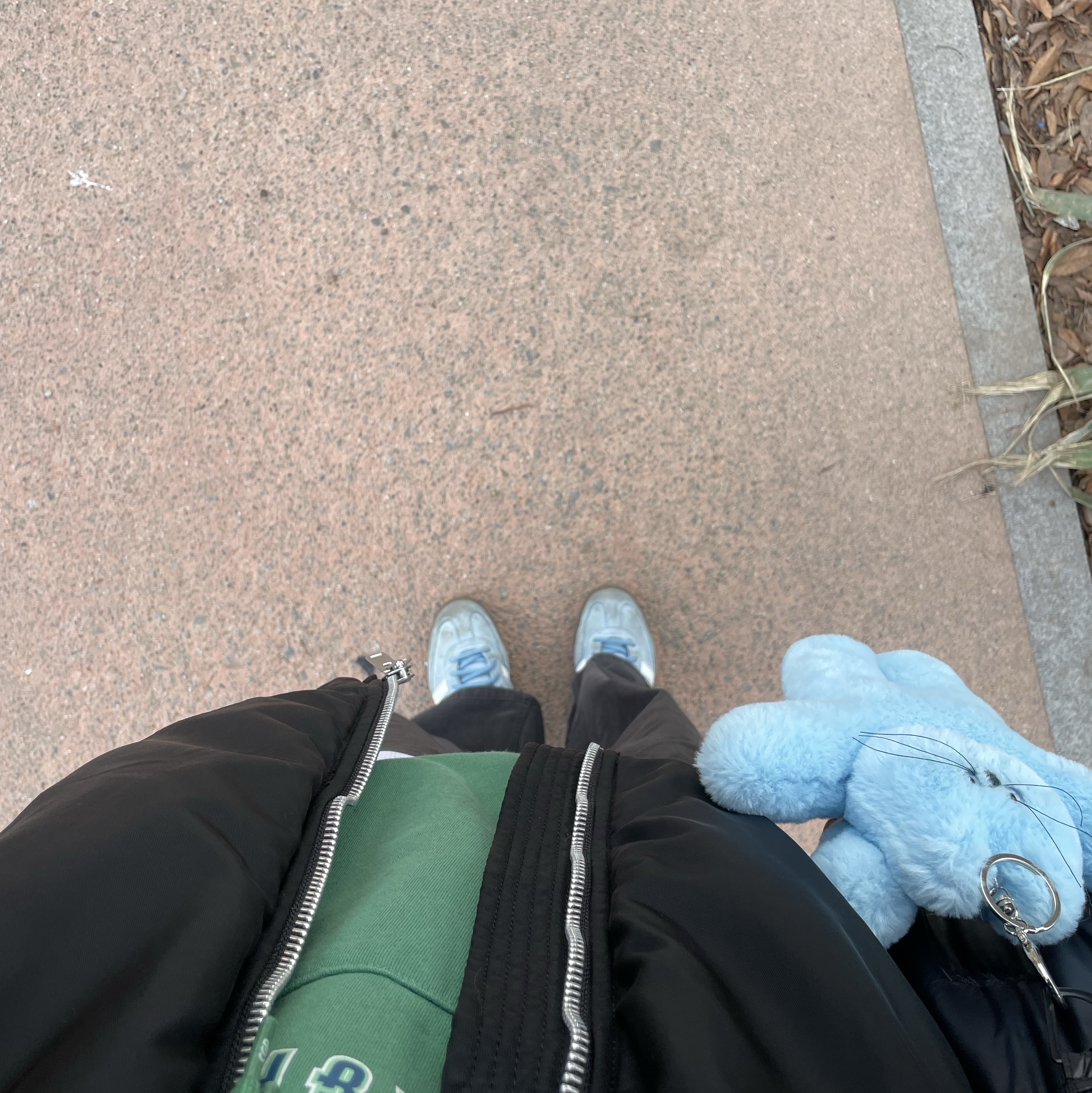Lelbobrown Oversize Keyring Sky, Crocs Echo Clog Bone Black 착용 스타일 - 3