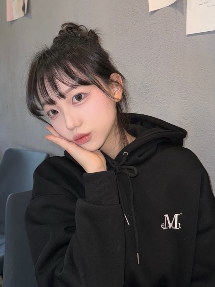 MUCENT Signature Basic Logo Hood T Black 착용 스타일 - 2