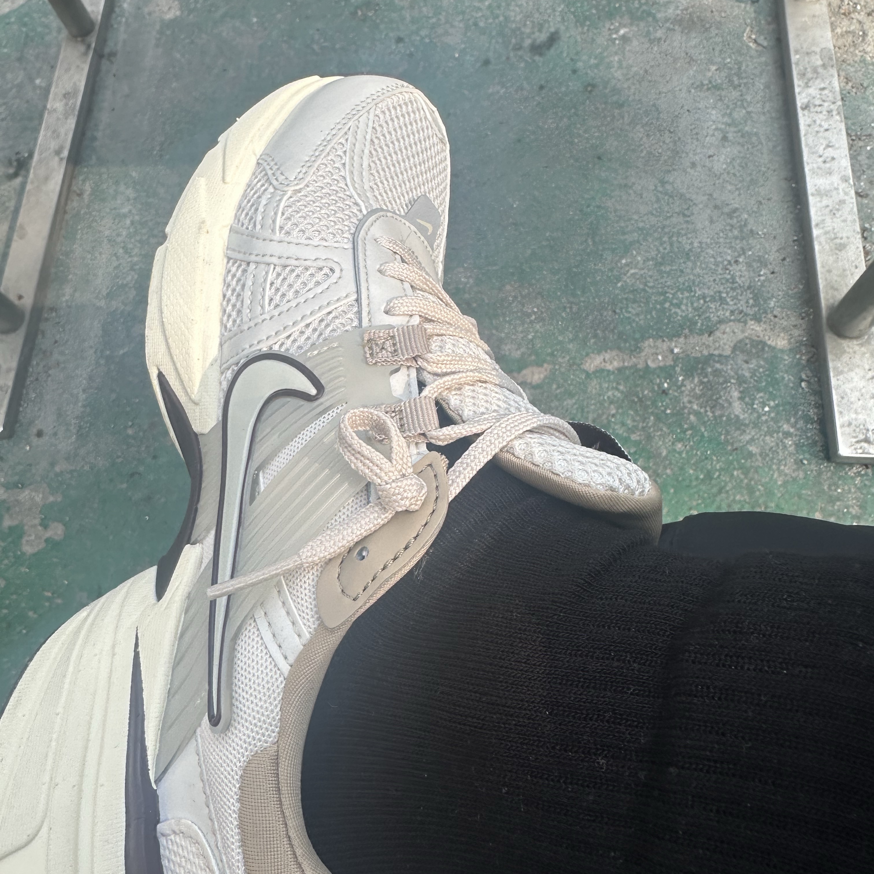 Nike V2K Run Light Orewood Brown Khaki 착용 스타일