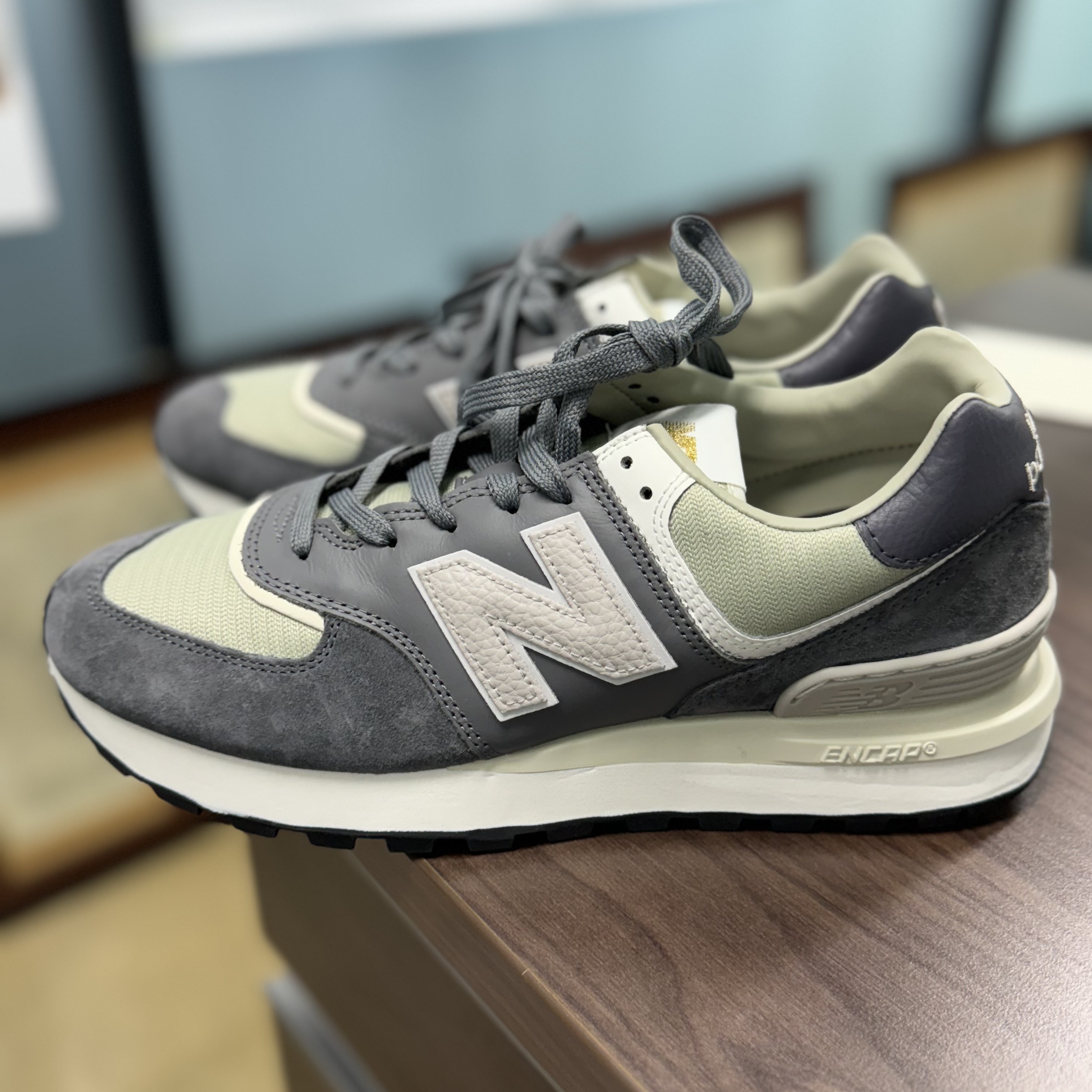 New Balance 574 Legacy Dark Grey 착용 스타일 - 2