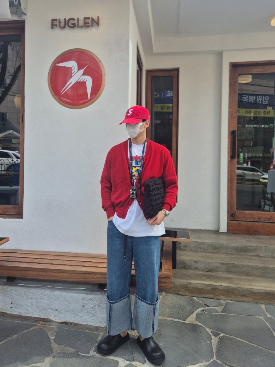 Supreme Bedroom T-Shirt White - 25SS, Supreme Corduroy S Logo 6-Panel Bright Red - 24FW 착용 스타일 - 2