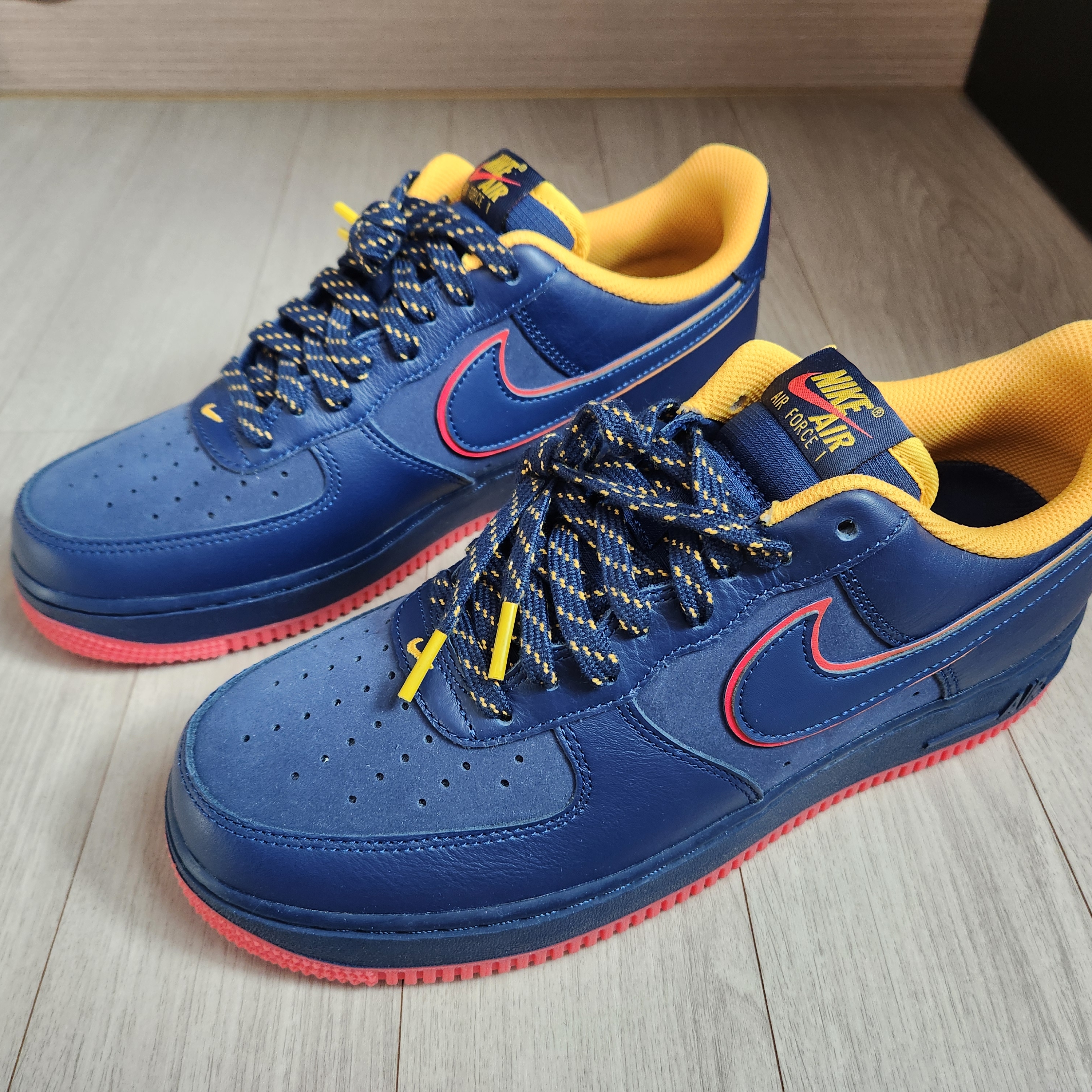 Nike Air Force 1 '07 LV8 Midnight Navy Light Crimson 착용 스타일 - 1