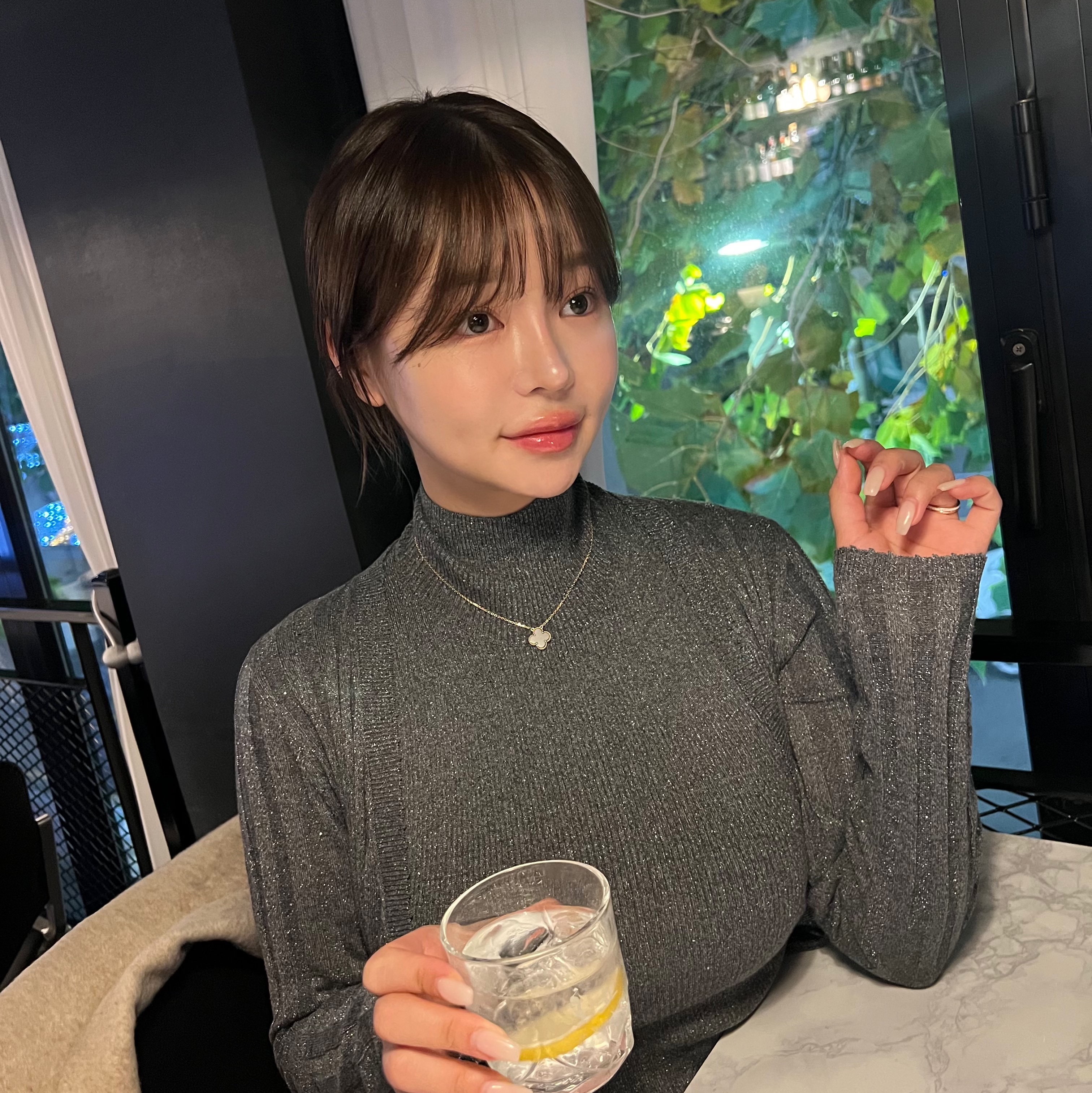 (W) 반 클리프 & 아펠 빈티지 알함브라 펜던트 옐로우 골드 오닉스 착용 스타일 - 1