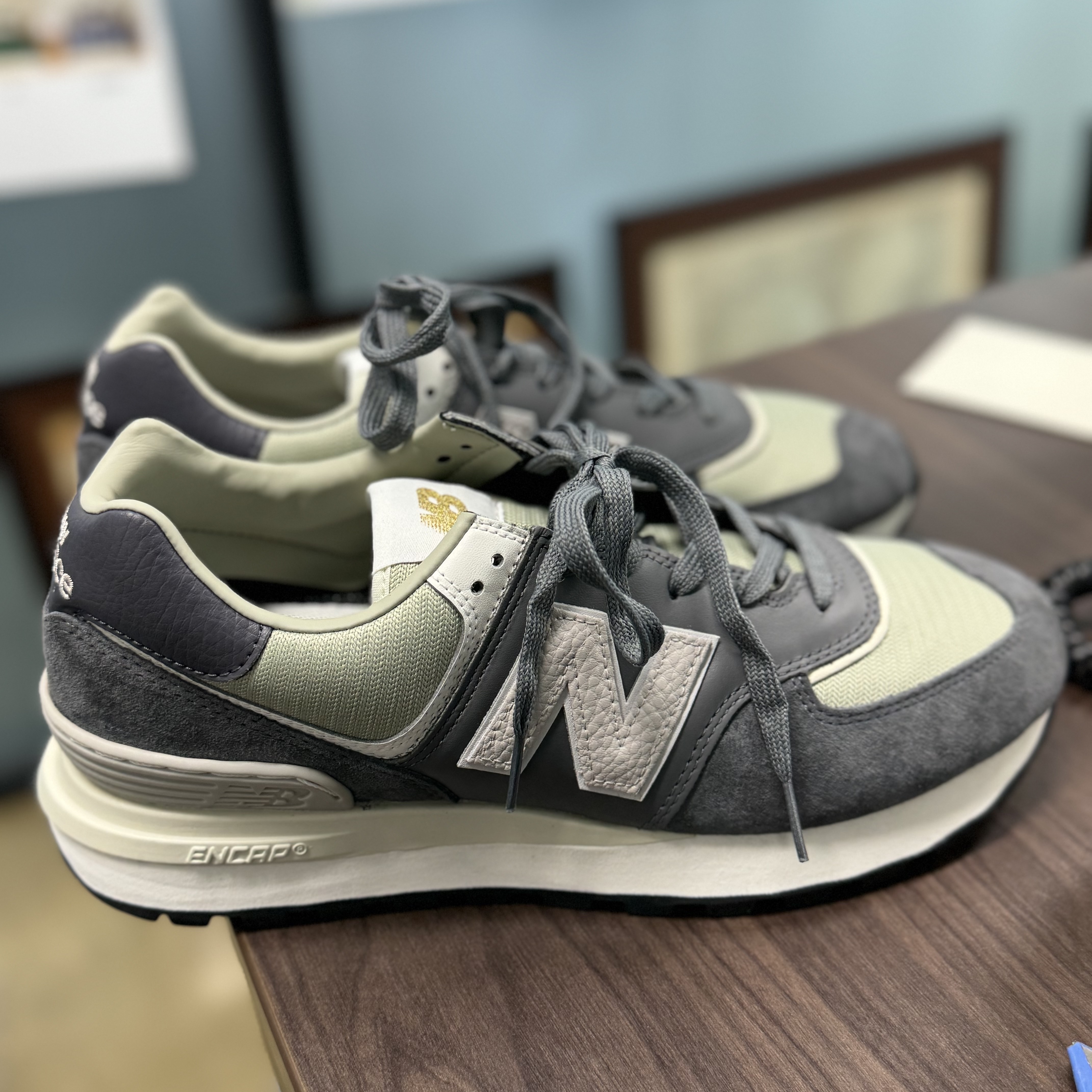 New Balance 574 Legacy Dark Grey 착용 스타일 - 3