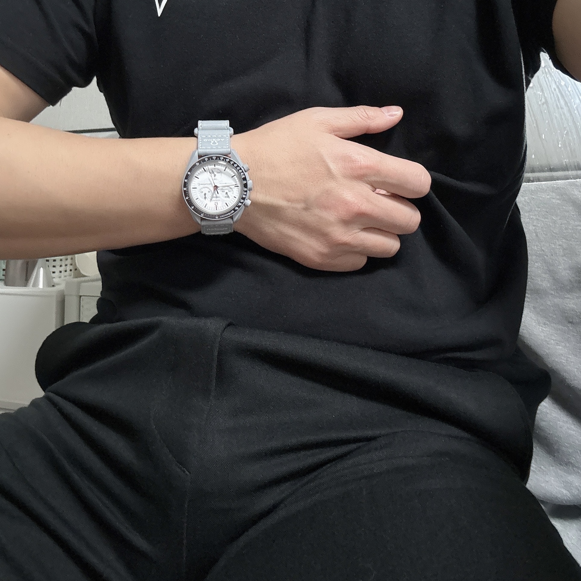 Swatch x Omega Bioceramic MoonSwatch 1965 Grey White 착용 스타일 - 3