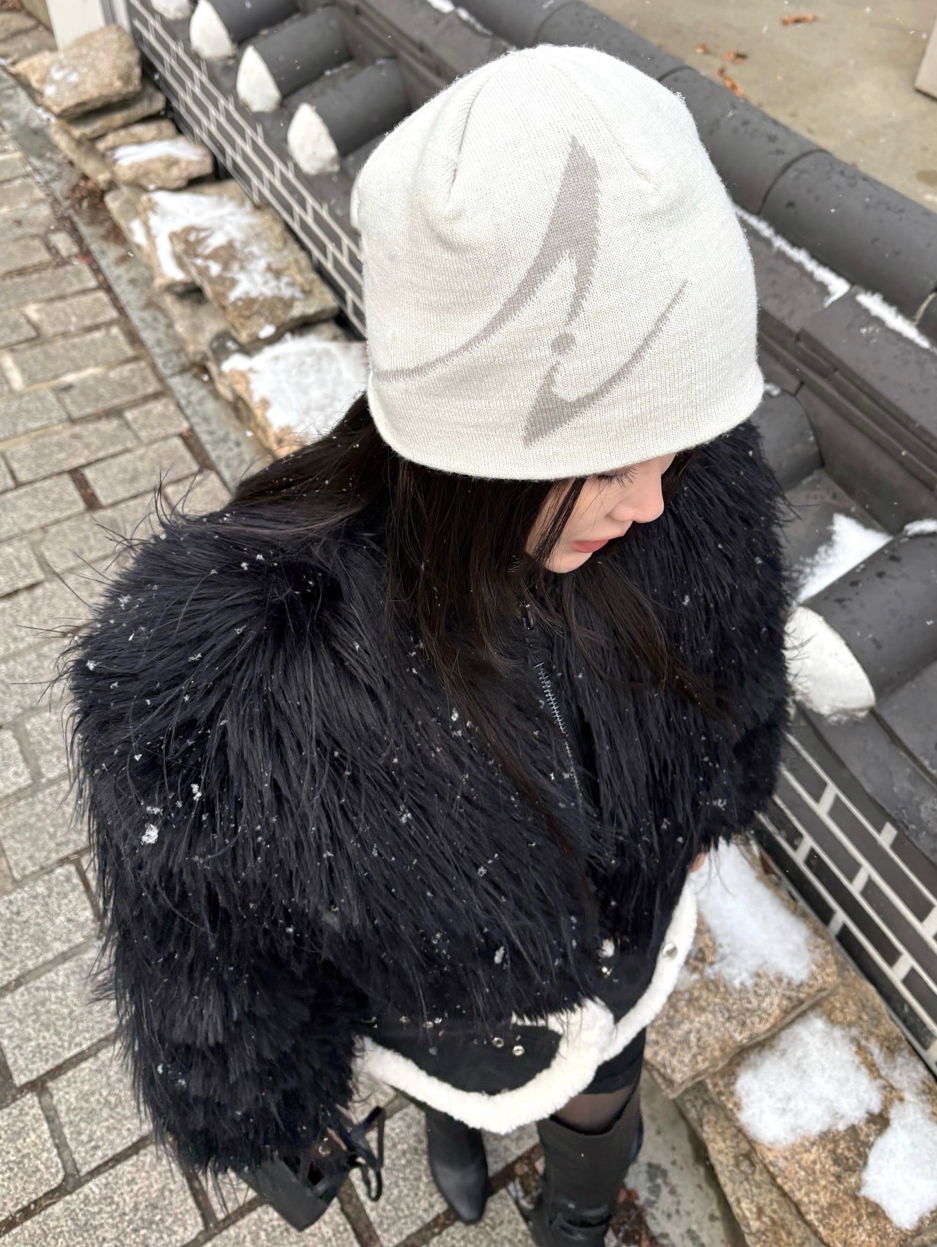 BLR Curved Logo Beanie Ivory 착용 스타일 - 1