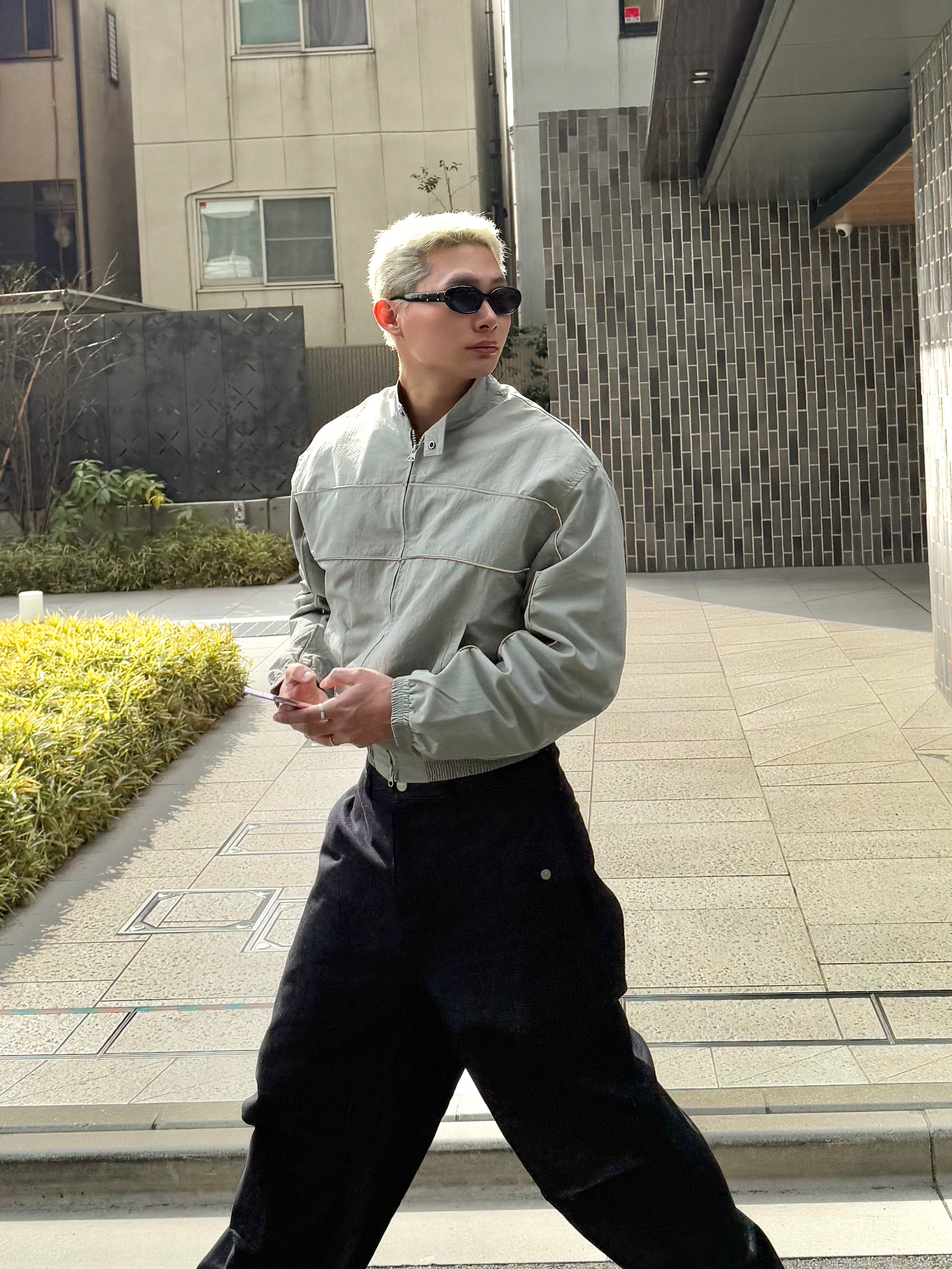 젠틀 몬스터 x 메종 마르지엘라 MM107 블랙 블랙, 발렌시아가 스테이플러 스니커즈 베이지 그레이 착용 스타일 - 5