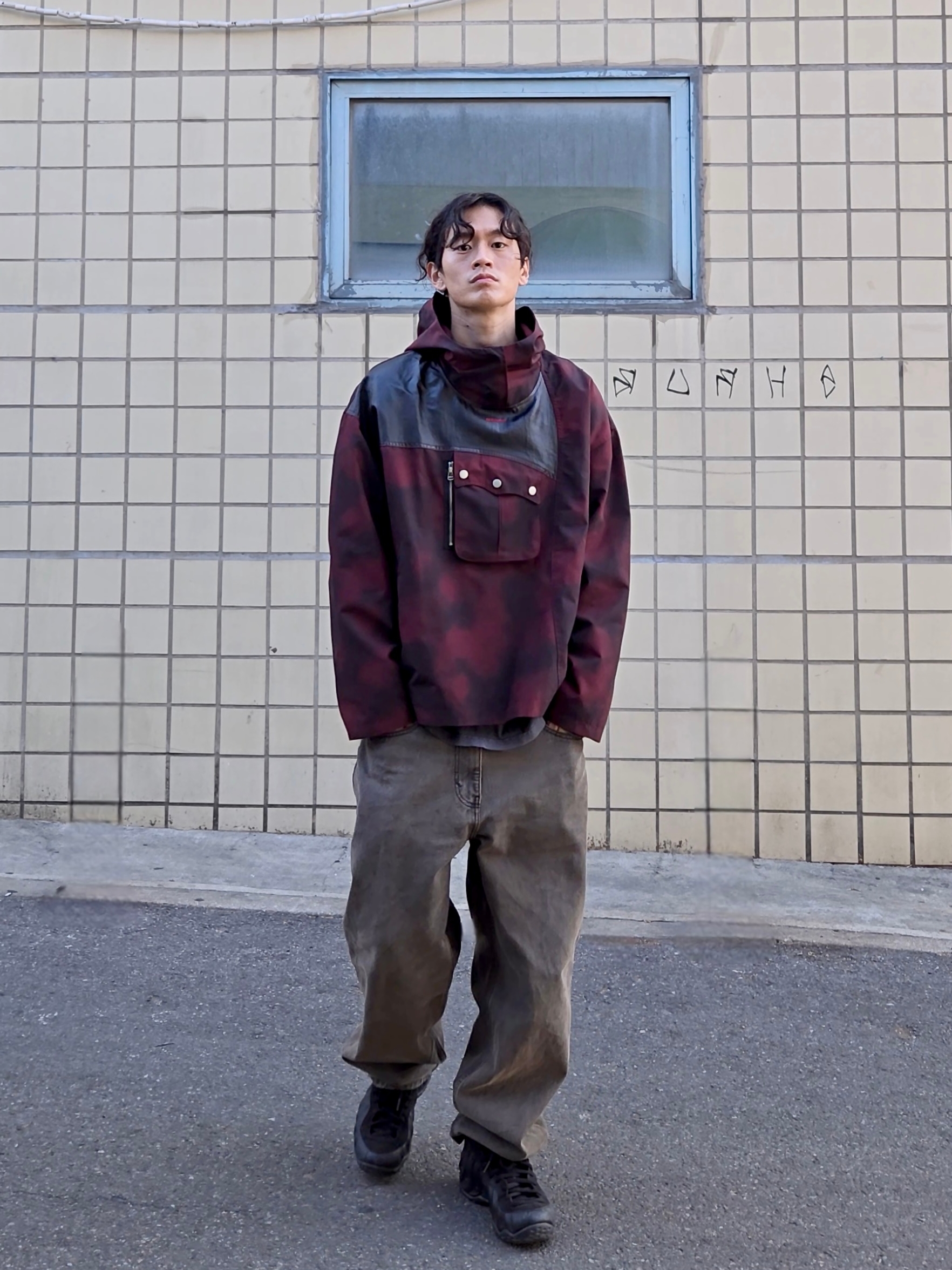 [KREAM 단독] PHOS333 Chasing Nova Anorak Burgundy, Nike Air Foamposite One Black Anthracite 착용 스타일 - 3