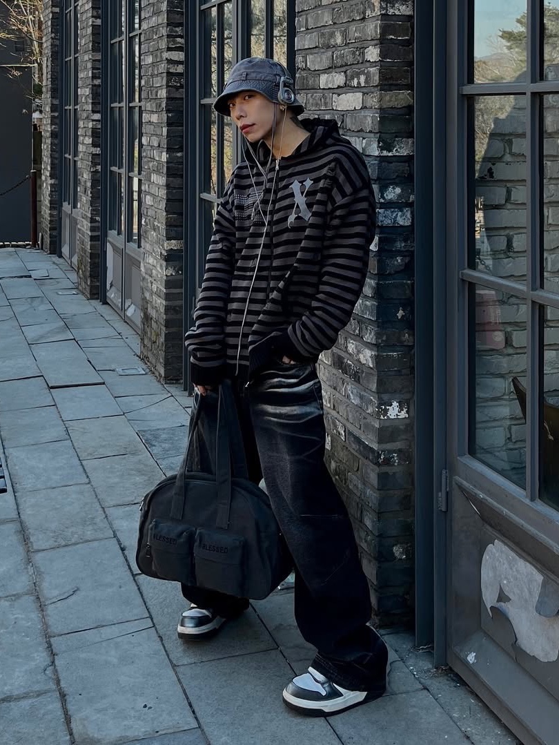BLR Embossed Wave Washing Wide Denim Pants Black 착용 스타일