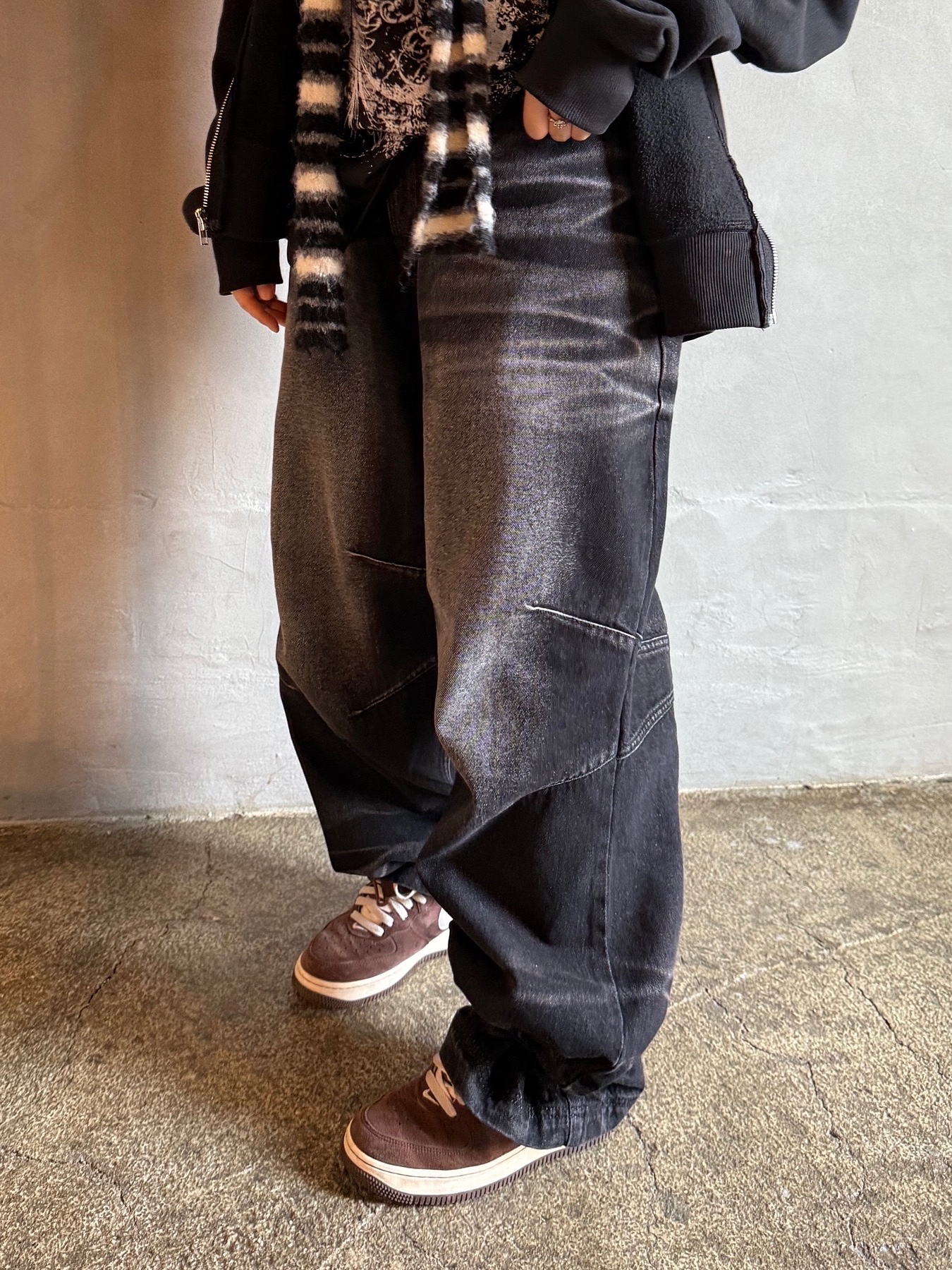 BLR Embossed Wave Washing Wide Denim Pants Black 착용 스타일 - 4