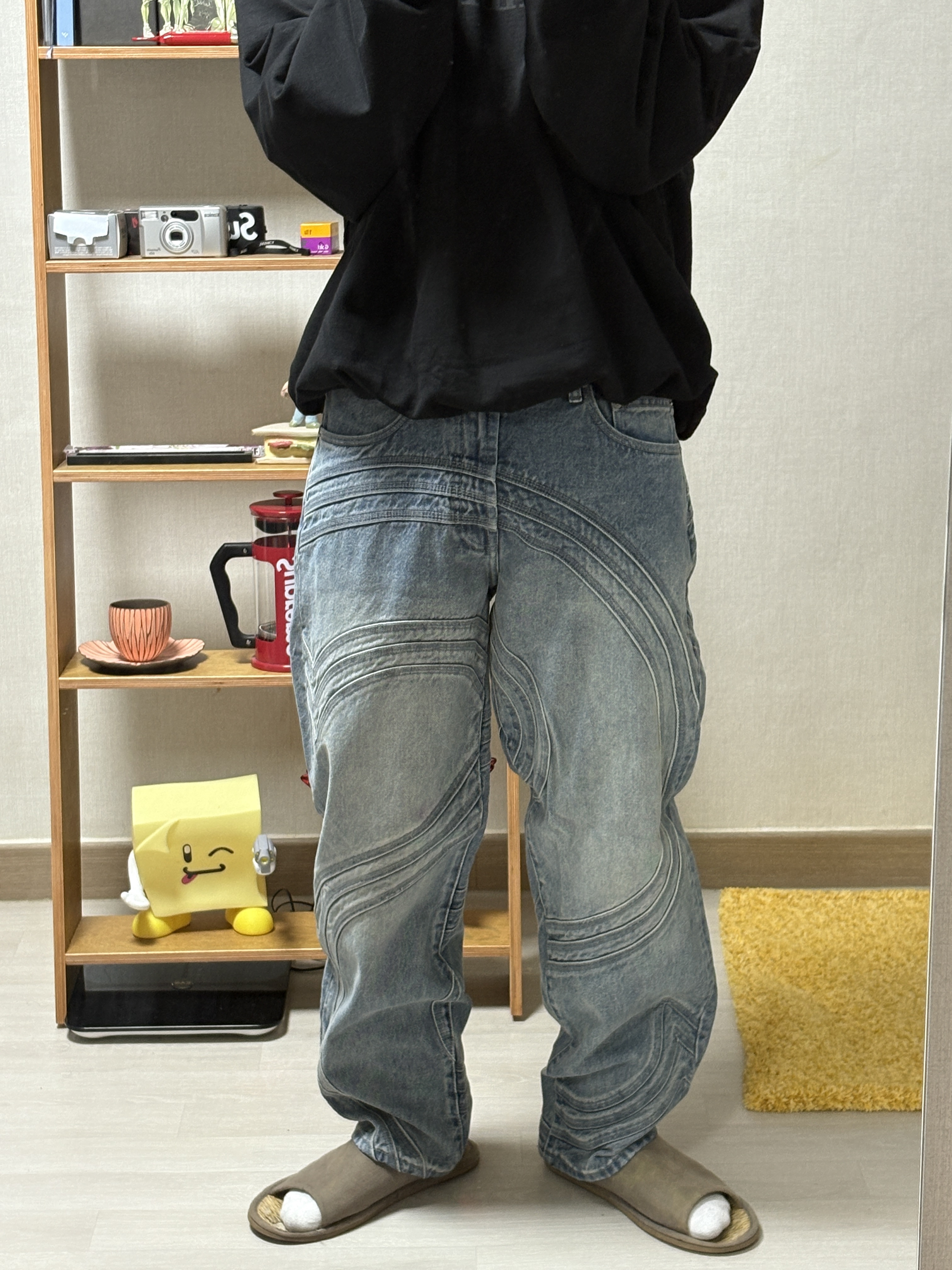 Supreme 2-Tone Paneled Baggy Jean Black - 24FW, Yeezy x Gosha Rubchinskiy YZY Black Dogs Hoodie Black 착용 스타일 - 4