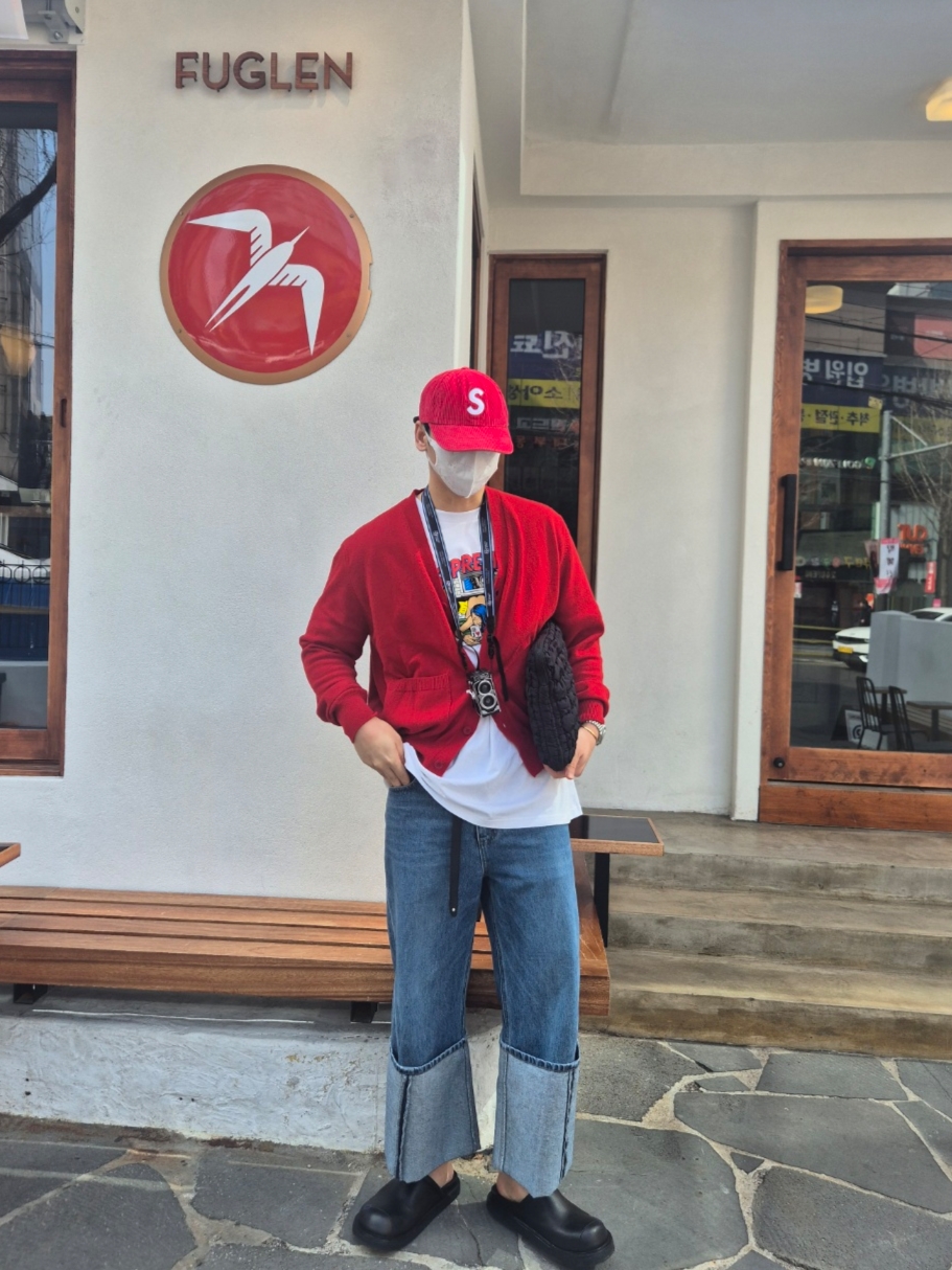 Supreme Bedroom T-Shirt White - 25SS, Supreme Corduroy S Logo 6-Panel Bright Red - 24FW 착용 스타일 - 1