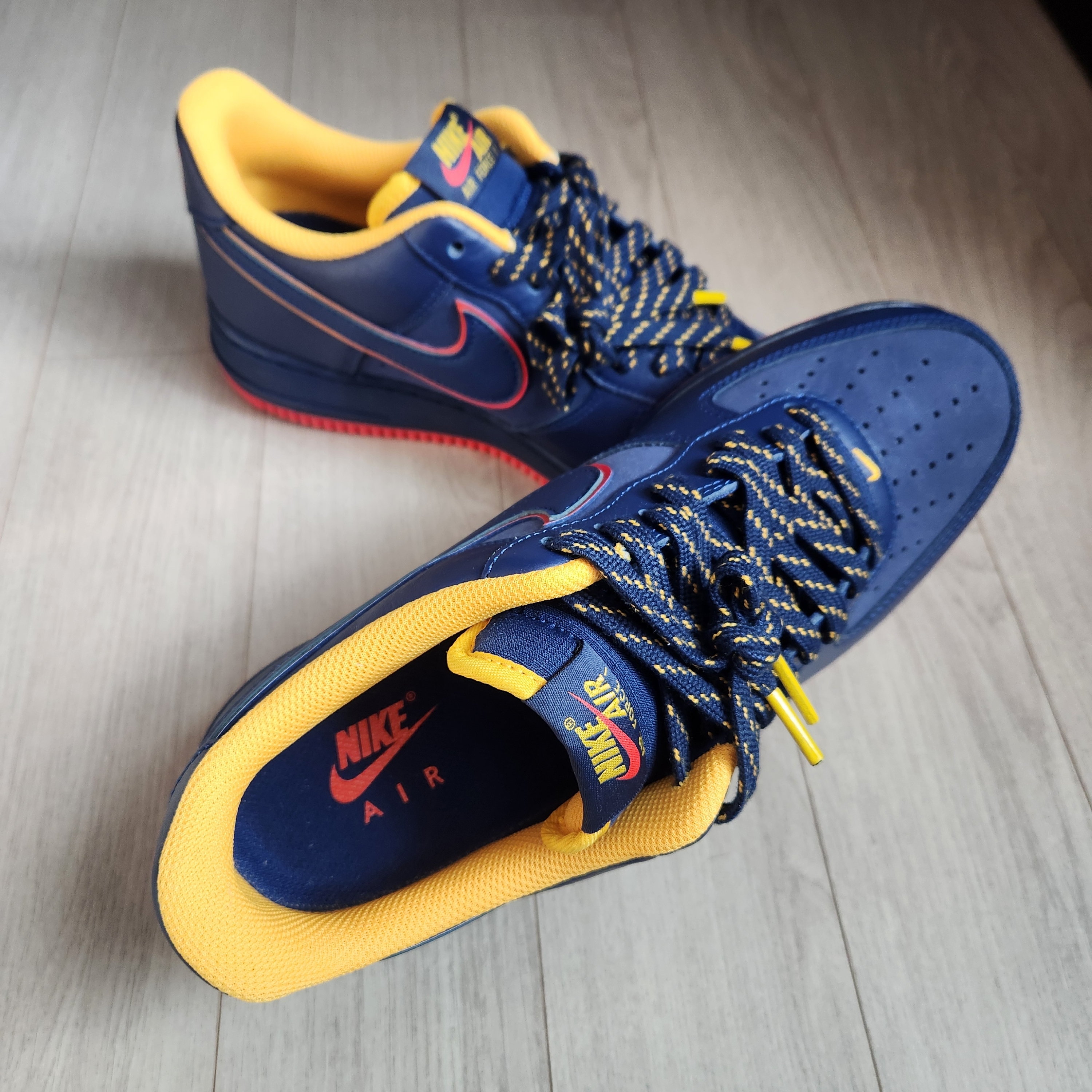 Nike Air Force 1 '07 LV8 Midnight Navy Light Crimson 착용 스타일 - 2