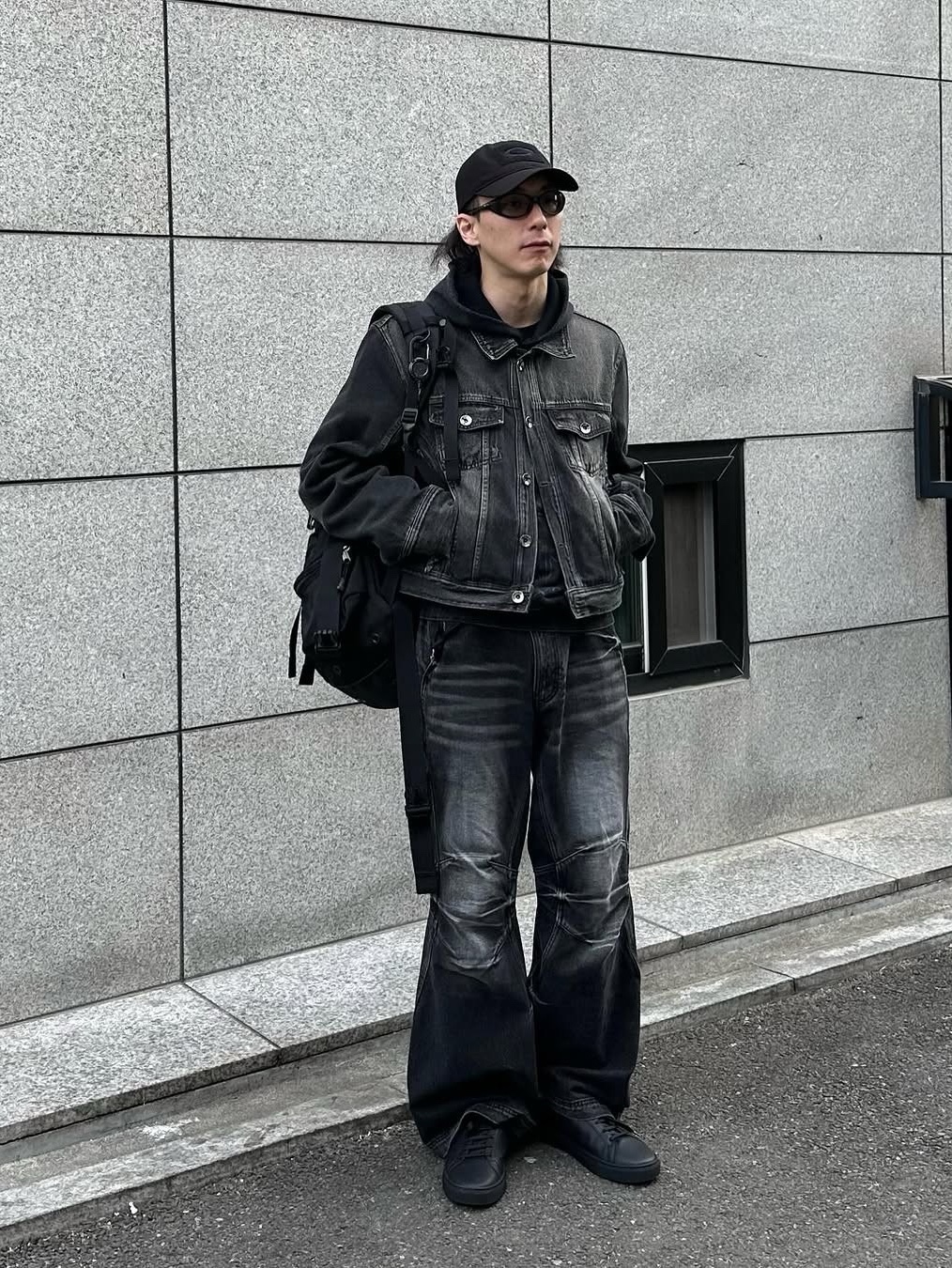 비엘알 엠보스드 웨이브 워싱 와이드 데님 팬츠 블랙, 비엘알 엠보스드 웨이브 워싱 와이드 데님 팬츠 블루 착용 스타일