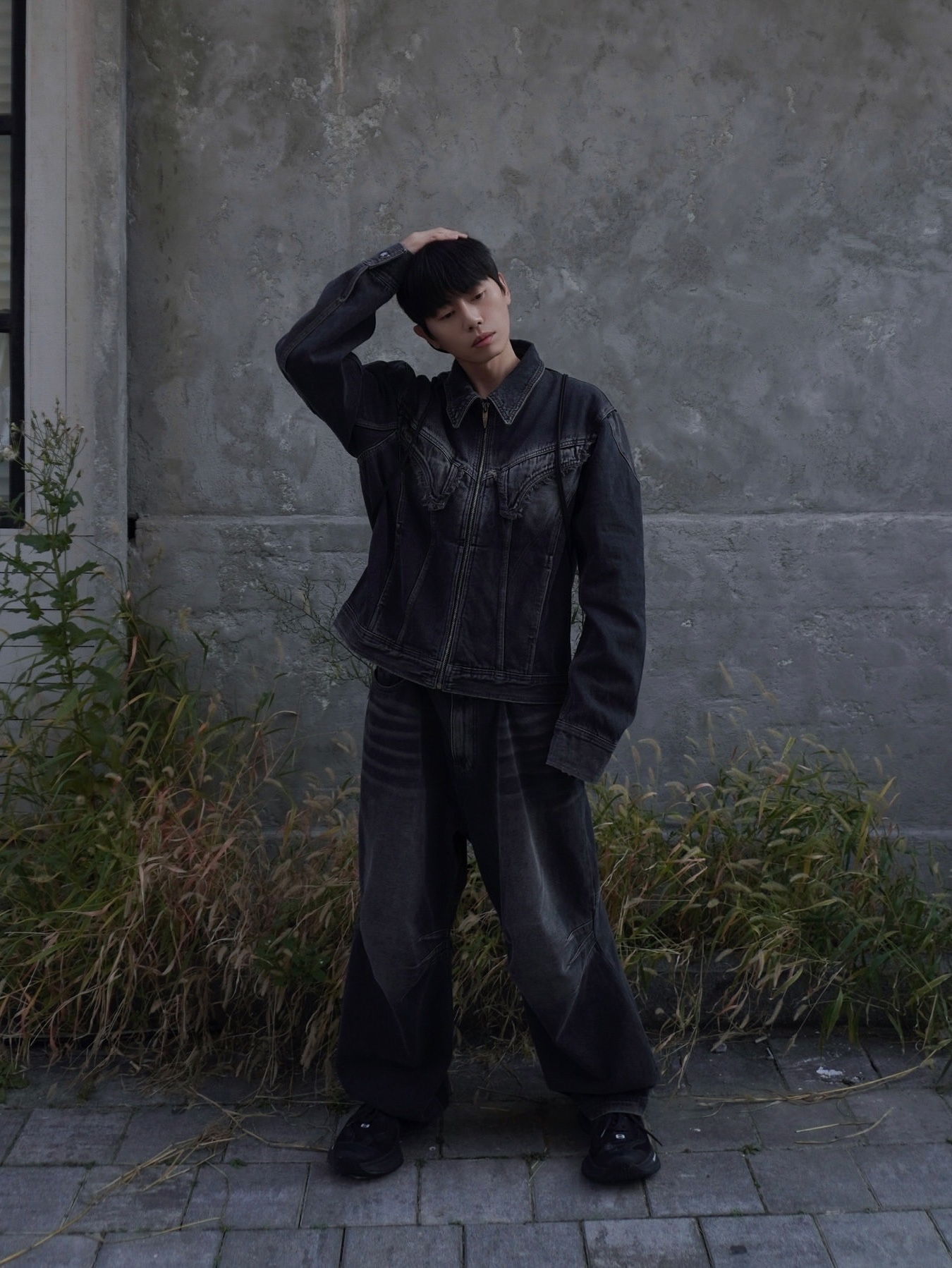 BLR Dyed Curved Line Denim Trucker Jacket Blue, Balenciaga Circuit Sneaker Black 착용 스타일