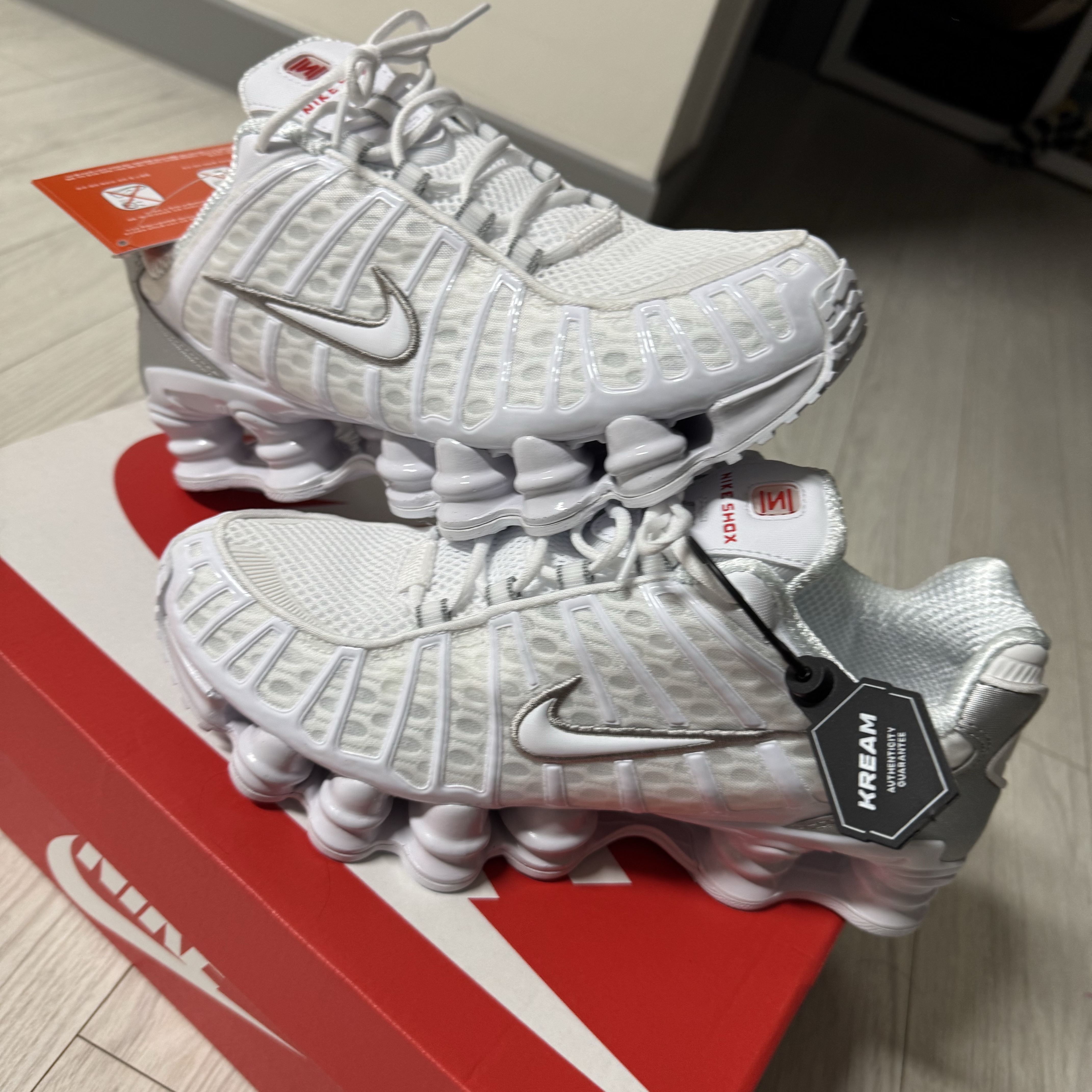 (W) Nike Shox TL White and Max Orange 착용 스타일