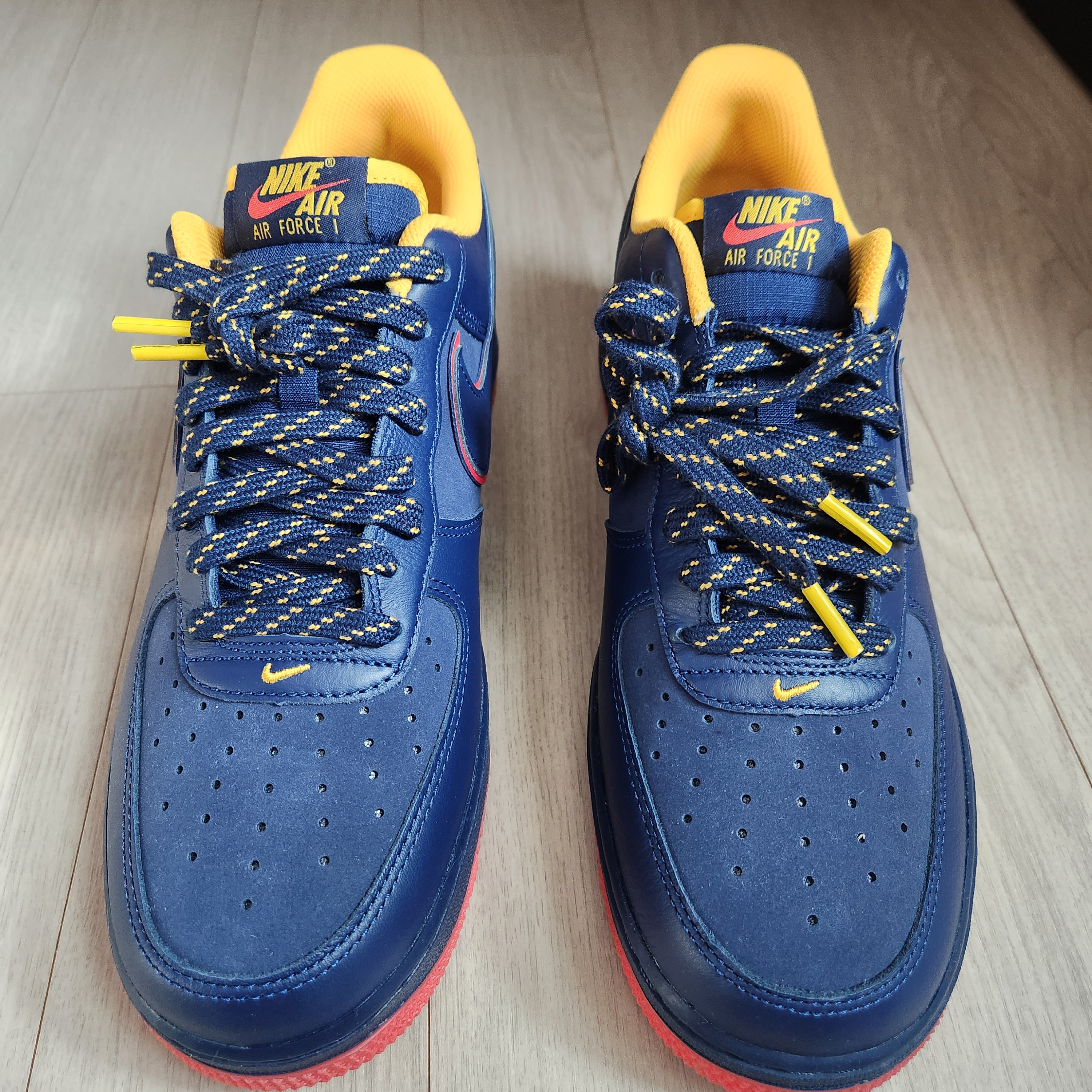 Nike Air Force 1 '07 LV8 Midnight Navy Light Crimson 착용 스타일 - 3