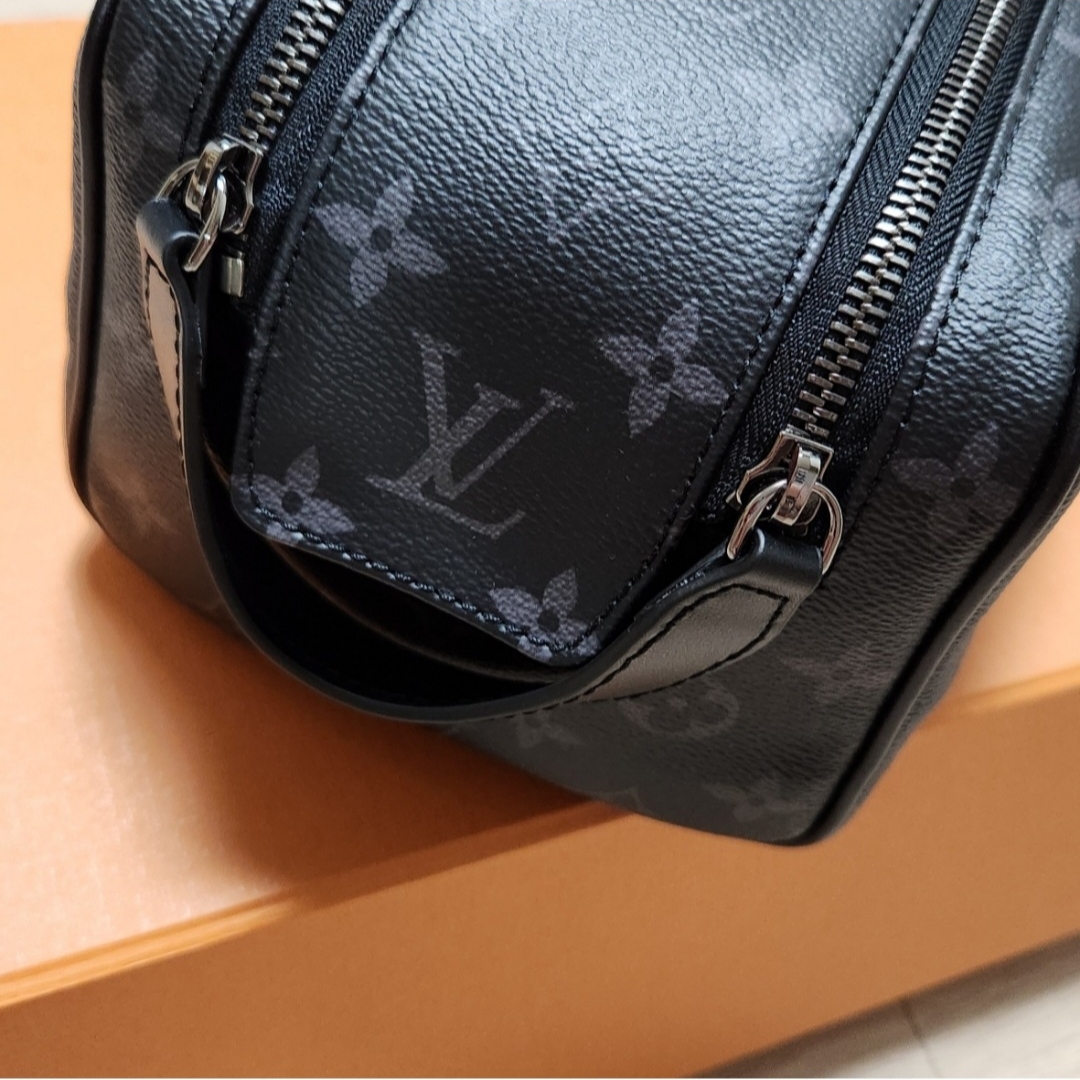 Louis Vuitton Dopp Kit Toilet Pouch Monogram Eclipse 착용 스타일 - 1