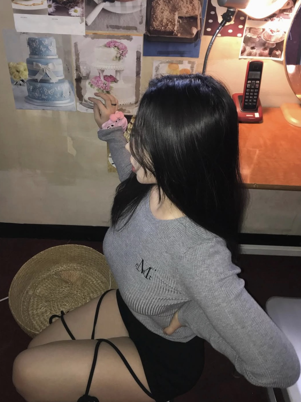 MUCENT Greave R-Neck Crop Rib Knit Gray 착용 스타일 - 2