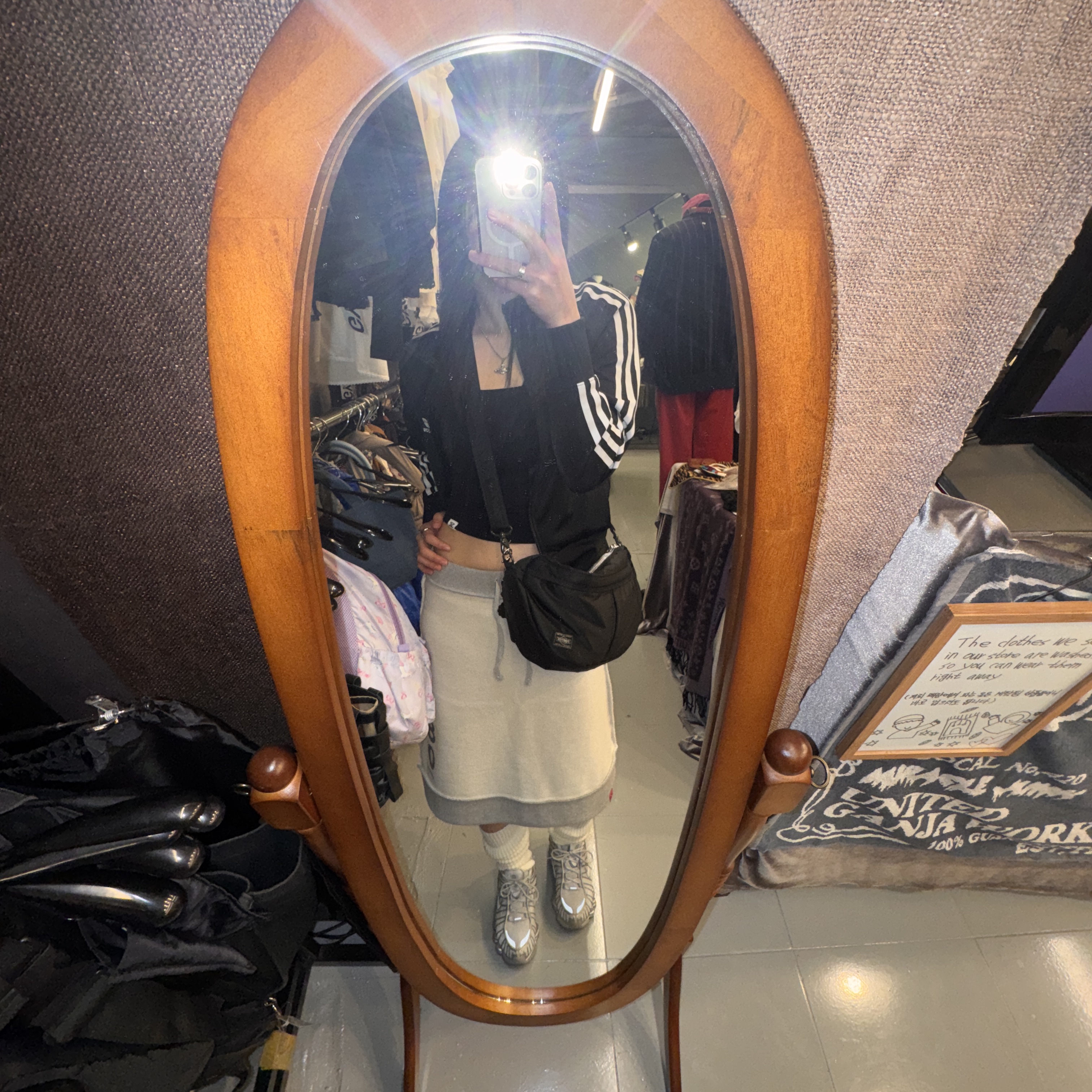 (W) 나이키 샥스 TL 퓨어 플래티넘 앤 메탈릭 실버, 포터 탱커 숄더백 블랙 착용 스타일 - 1