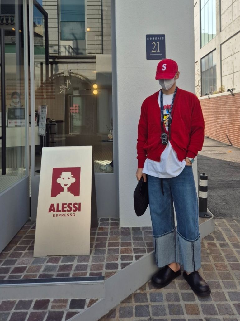 Supreme Bedroom T-Shirt White - 25SS, Supreme Corduroy S Logo 6-Panel Bright Red - 24FW 착용 스타일 - 3