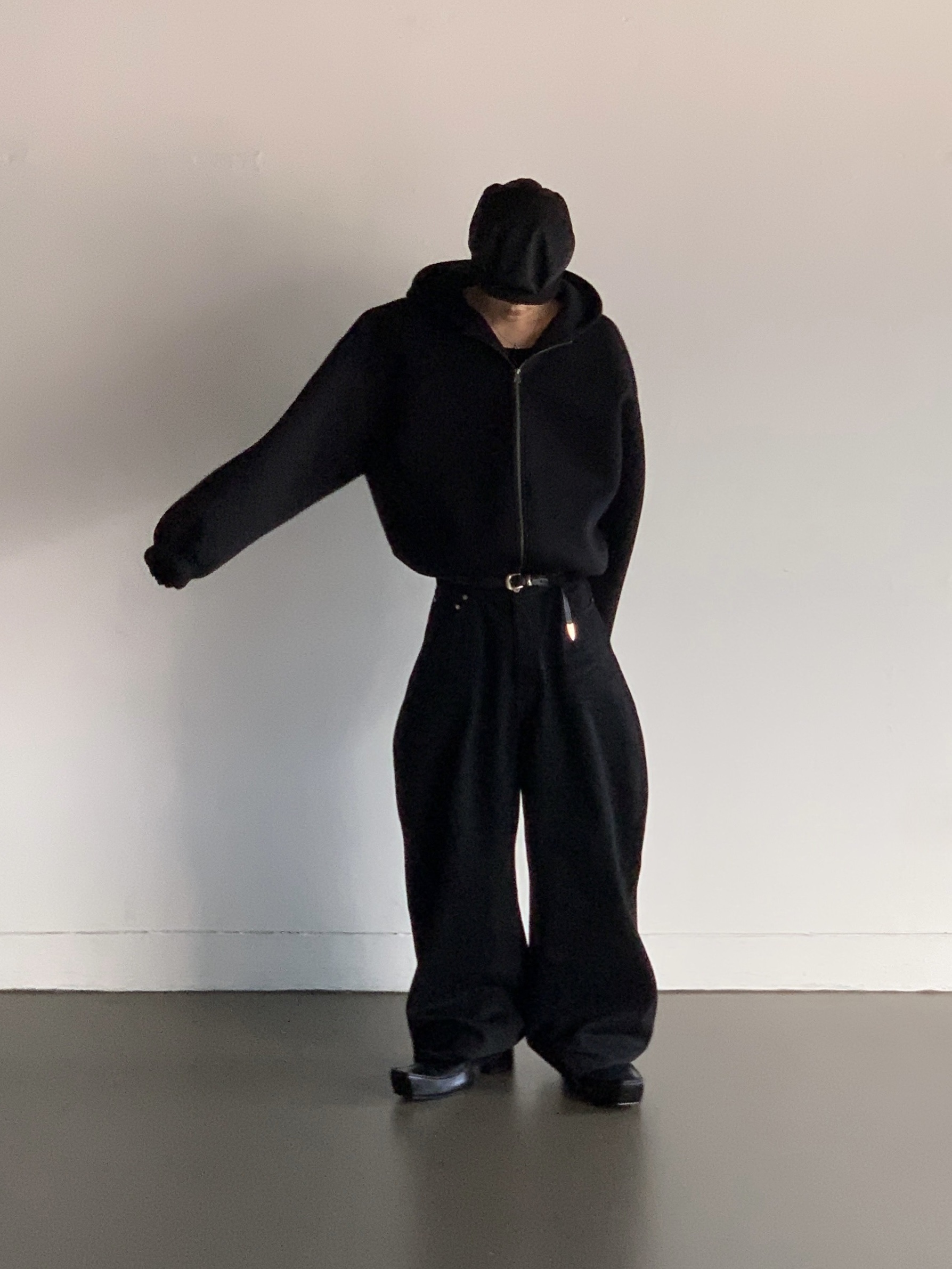 Prada Re-Nylon Hat Black, Entire Studios Heavy Denim Cargo Surface Wave 착용 스타일 - 9