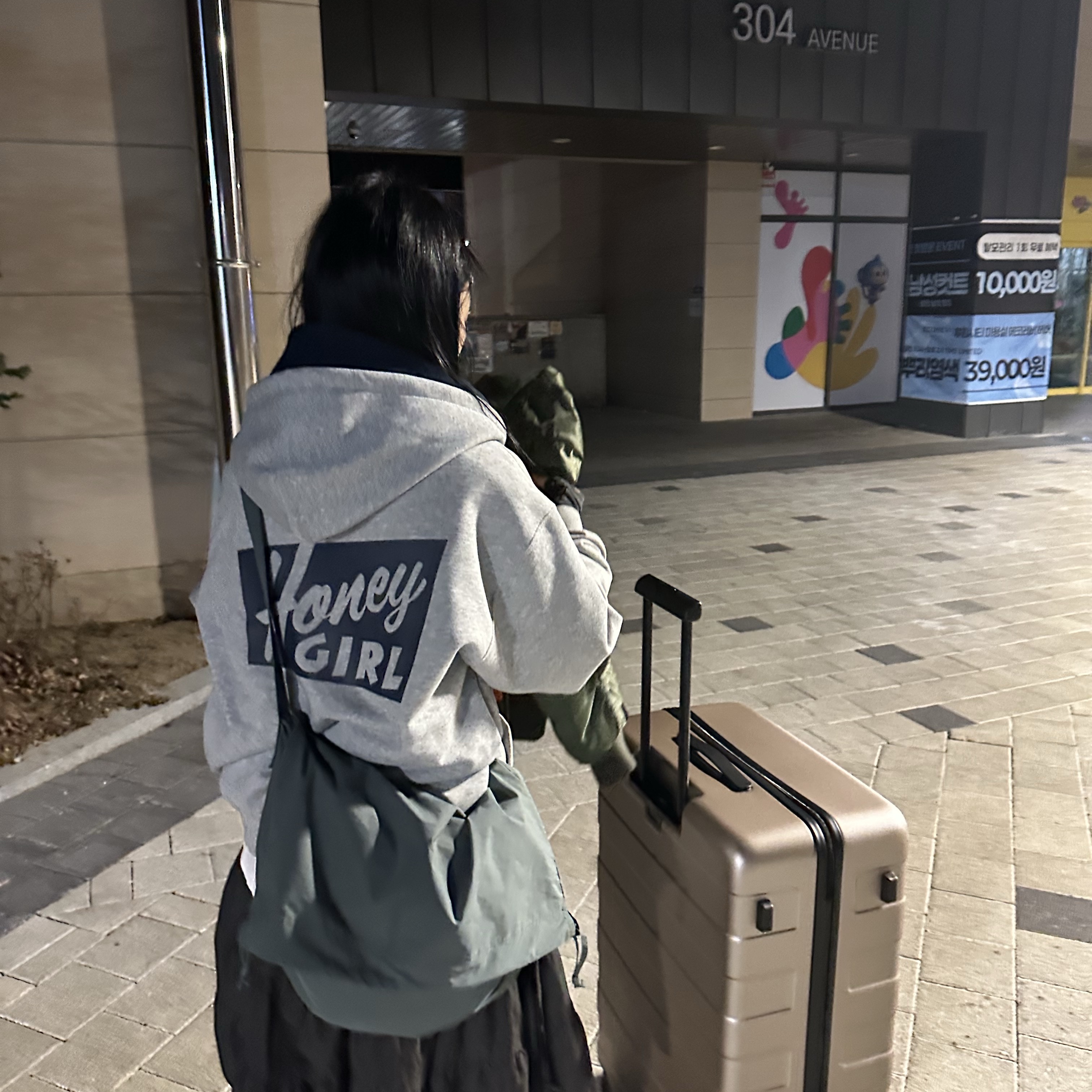 허니스쿱하우스 허니 걸 집업 후디드 스웨트셔츠 그레이, 아디다스 삼바 OG 블랙 화이트 검 착용 스타일 - 3