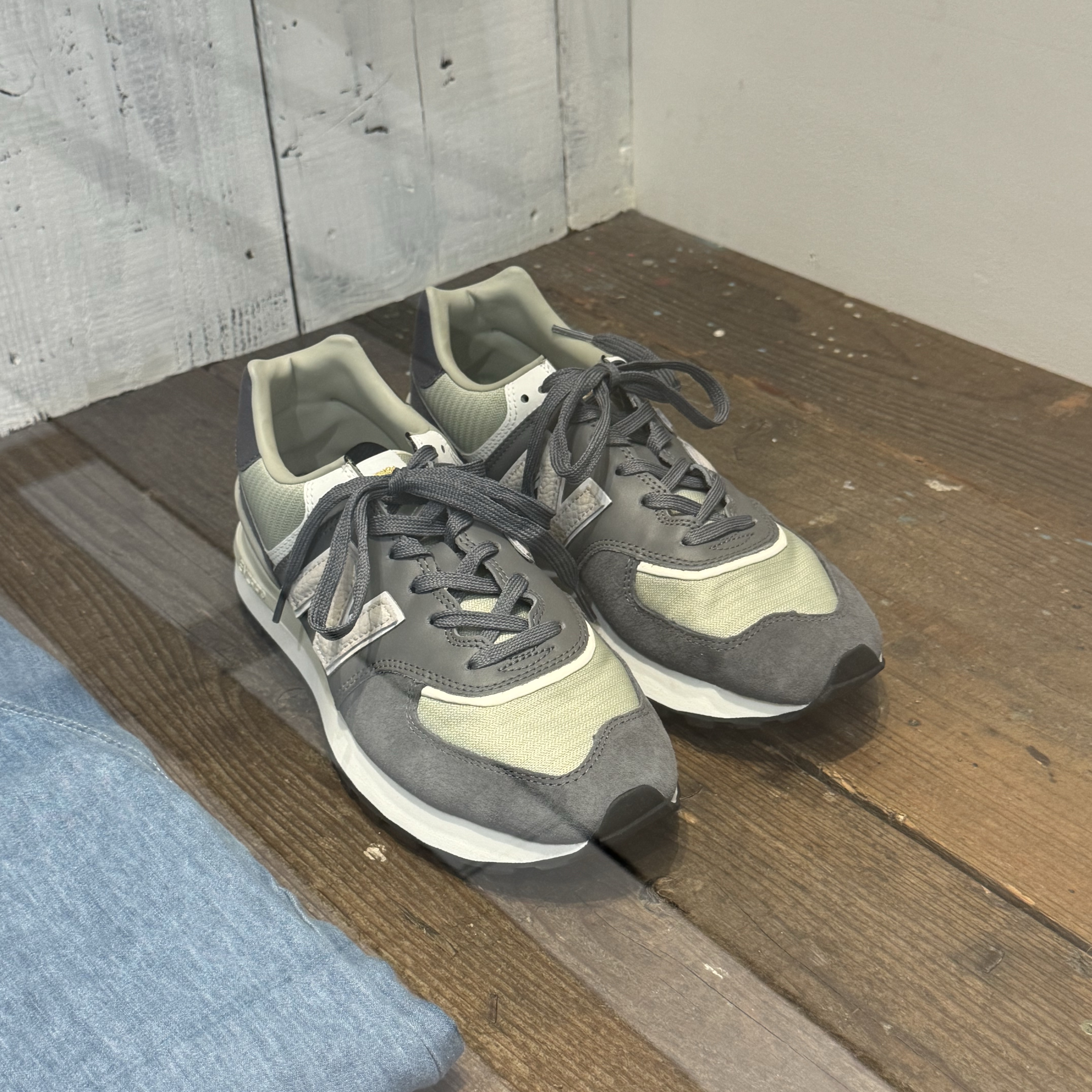New Balance 574 Legacy Dark Grey 착용 스타일 - 1