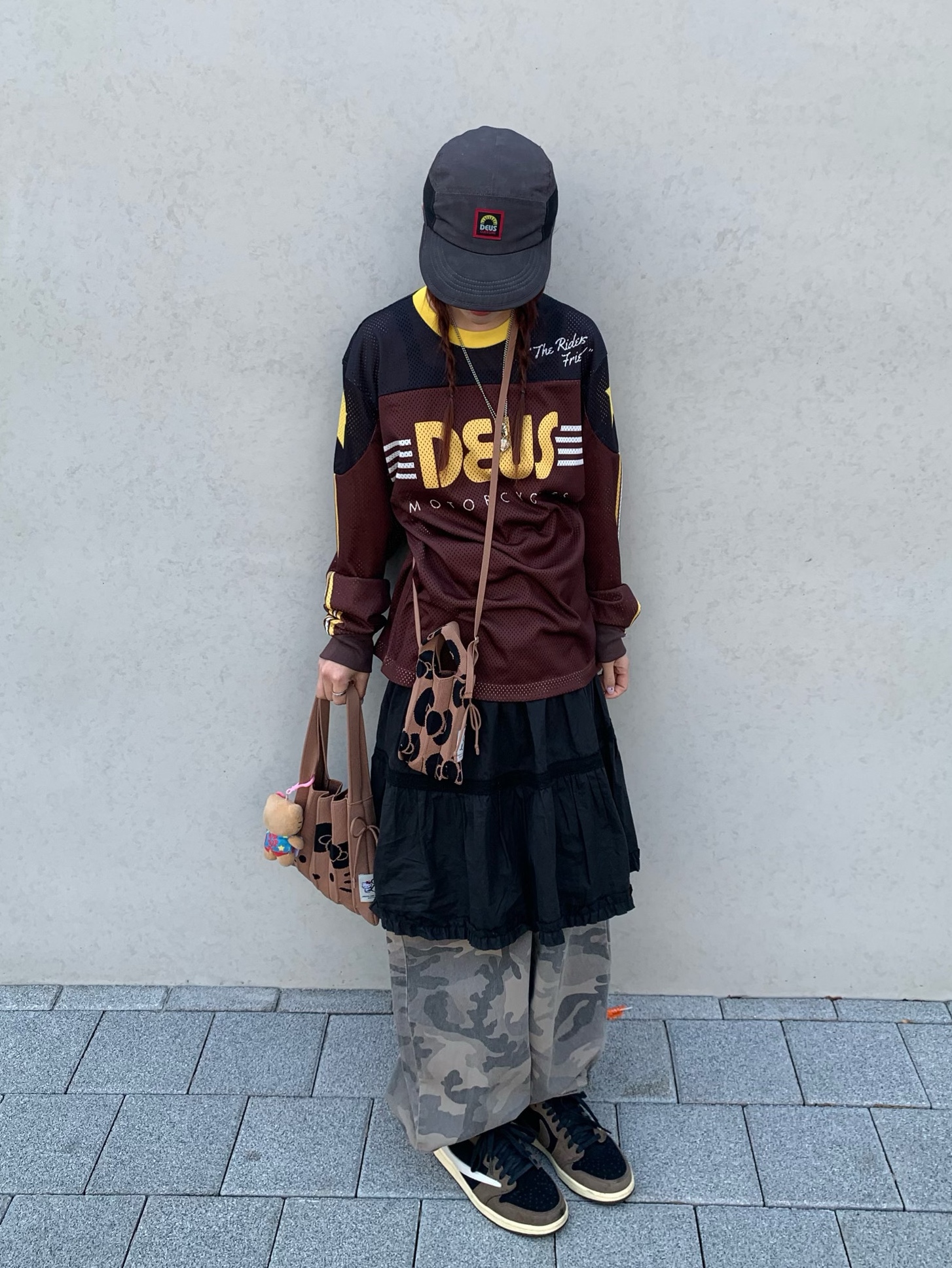 Jordan 1 x Travis Scott Retro Low OG SP Mocha, Joseph&Stacey Lucky Pleats Knit S Hello Kitty Tan Brown 착용 스타일