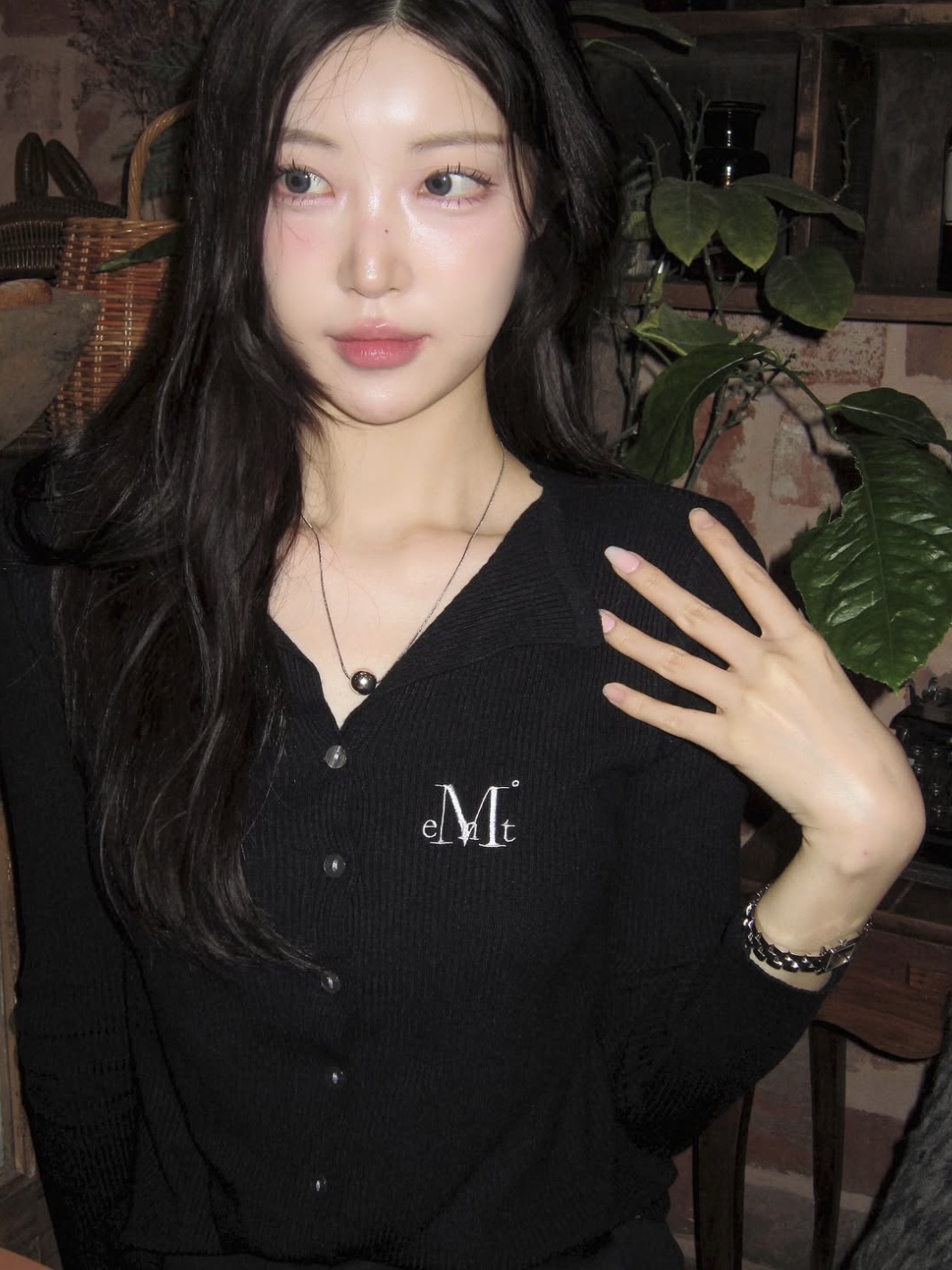 MUCENT Karin Open Collar-Neck Cardigan Black 착용 스타일 - 3