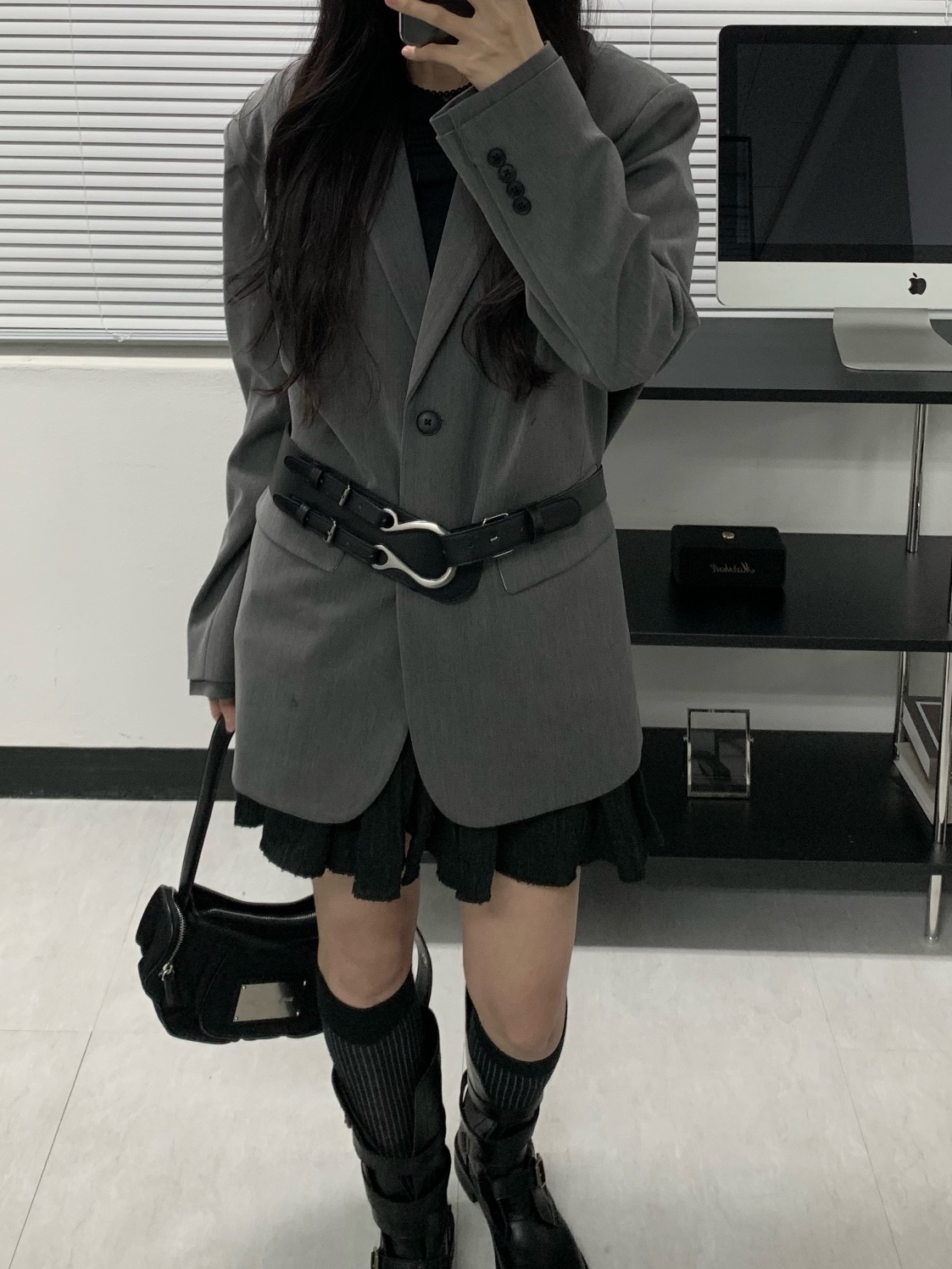 Matin Kim Madeleine Round Bag Black 착용 스타일 - 4
