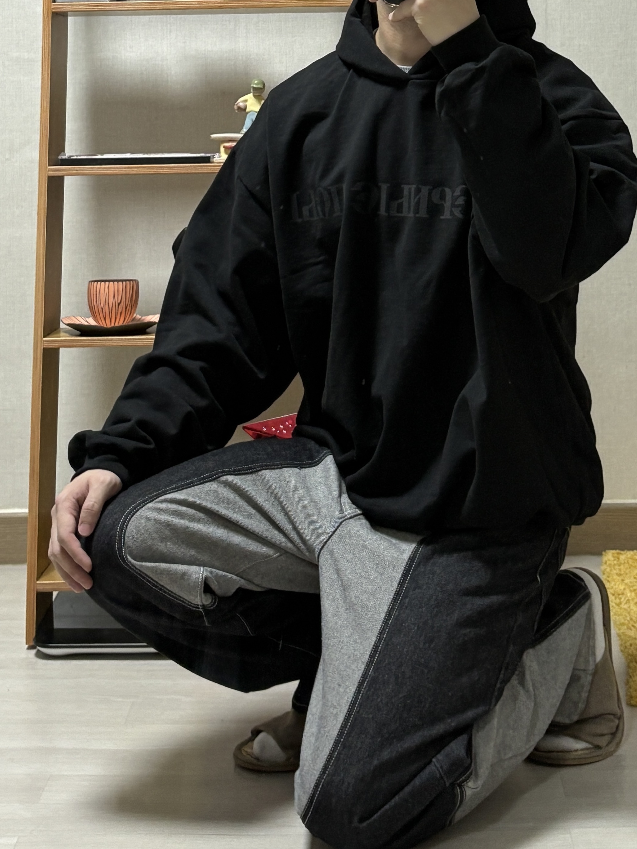 Supreme 2-Tone Paneled Baggy Jean Black - 24FW, Yeezy x Gosha Rubchinskiy YZY Black Dogs Hoodie Black 착용 스타일 - 1