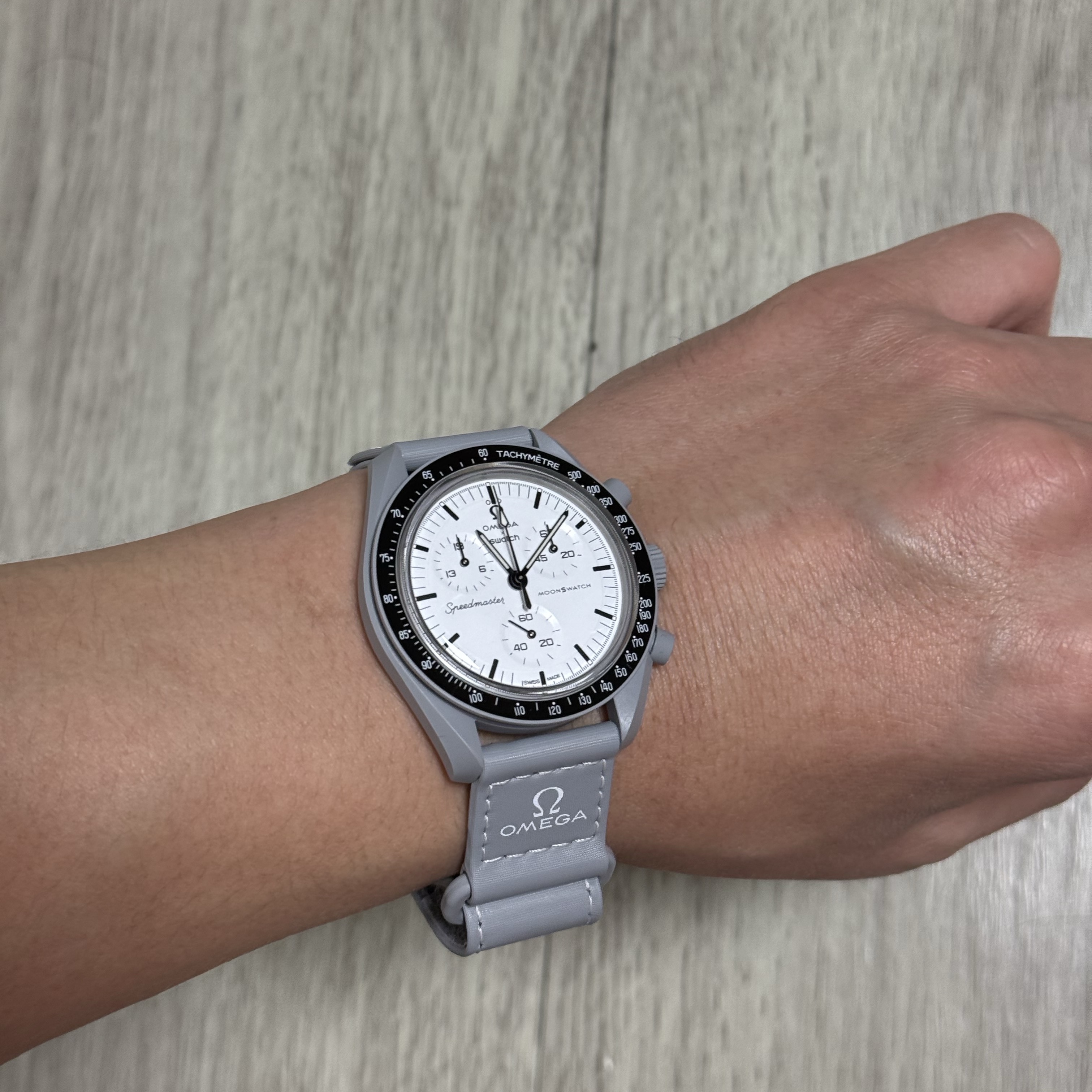 Swatch x Omega Bioceramic MoonSwatch 1965 Grey White 착용 스타일 - 1