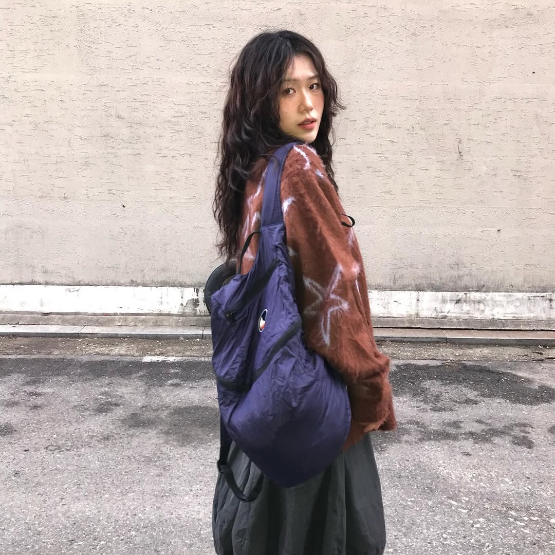Ticket To The Moon Backpack Plus 25L Navy 착용 스타일