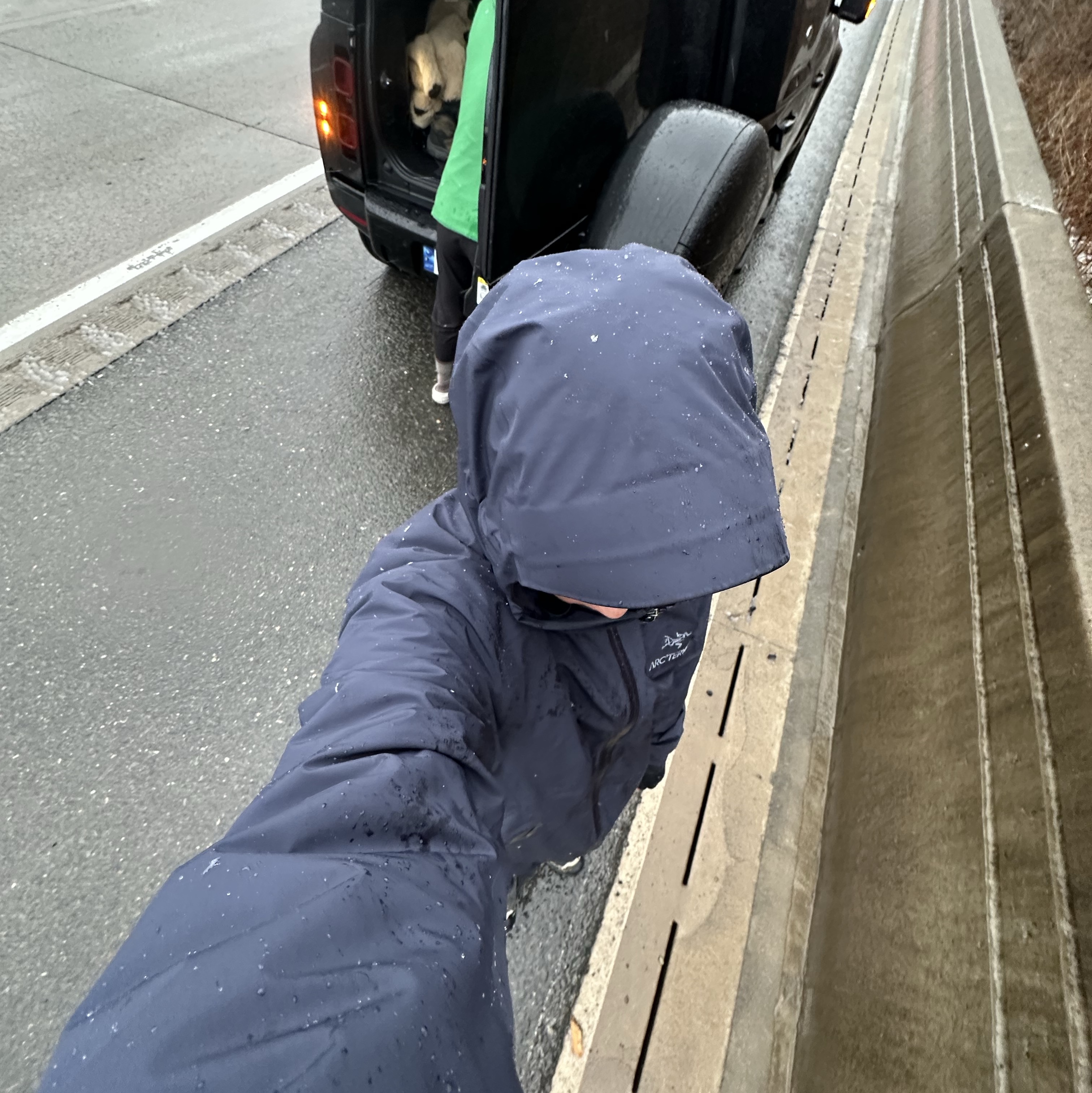 Arc'teryx Beta LT Jacket Black Sapphire 착용 스타일
