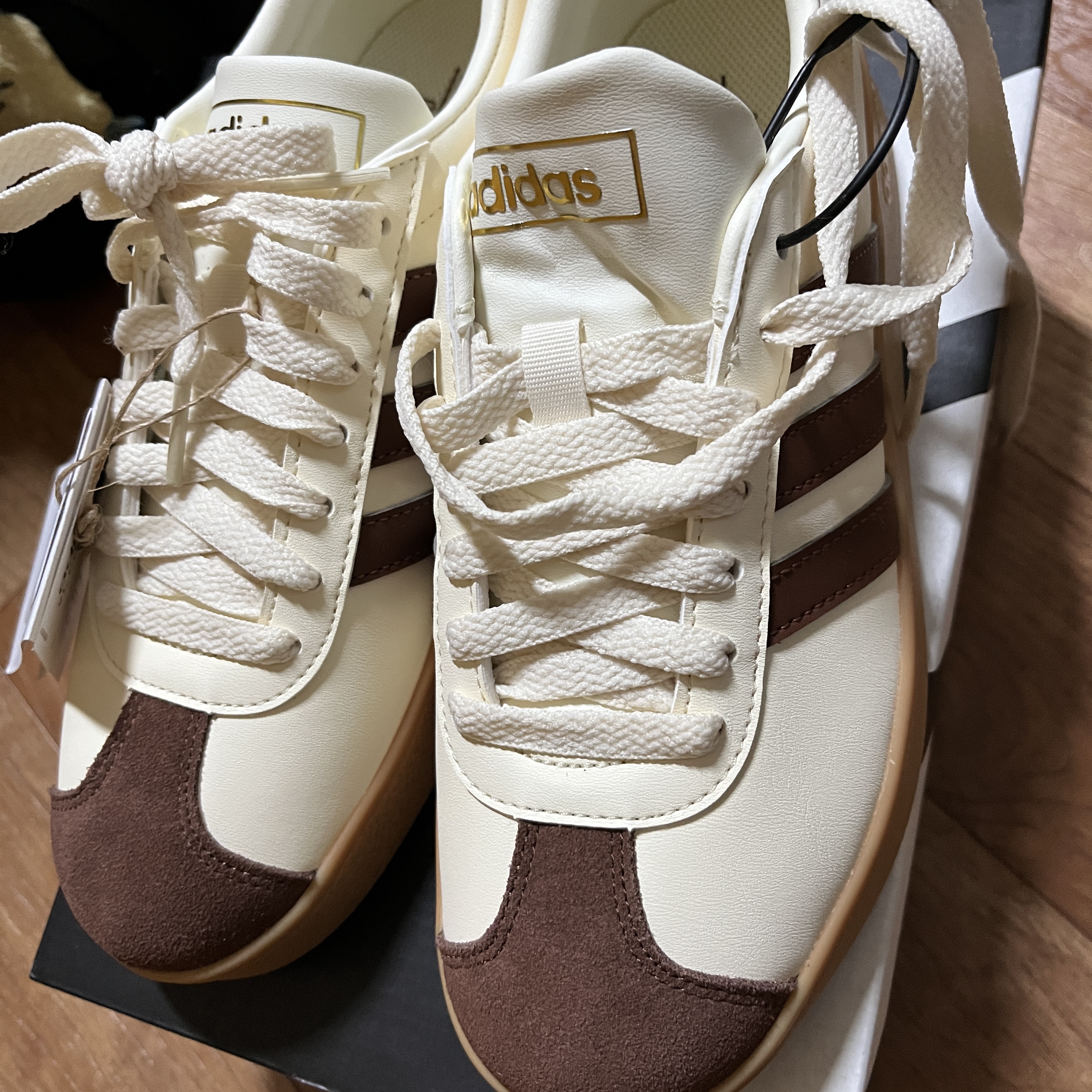 Adidas VL Court 2.0 Cream Brown 착용 스타일