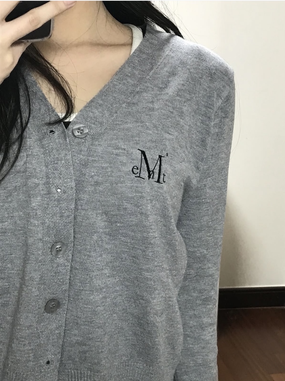 MUCENT Nia Soft V-neck Cardigan Gray 착용 스타일 - 1