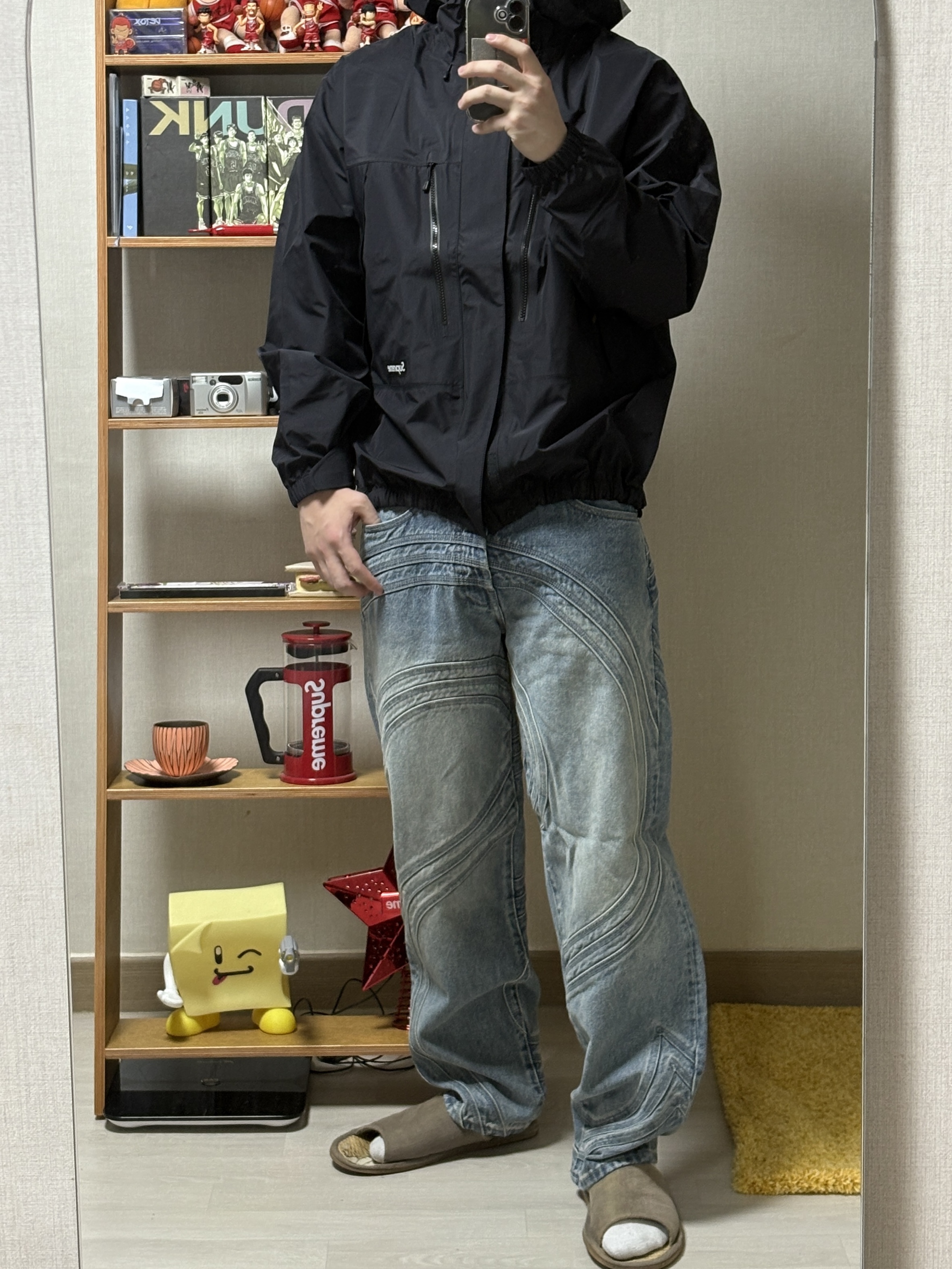 Supreme Gore-Tex Taped Seam Shell Jacket Black - 24FW, Supreme S Logo Loose Fit Jean Washed Blue - 24SS 착용 스타일 - 1