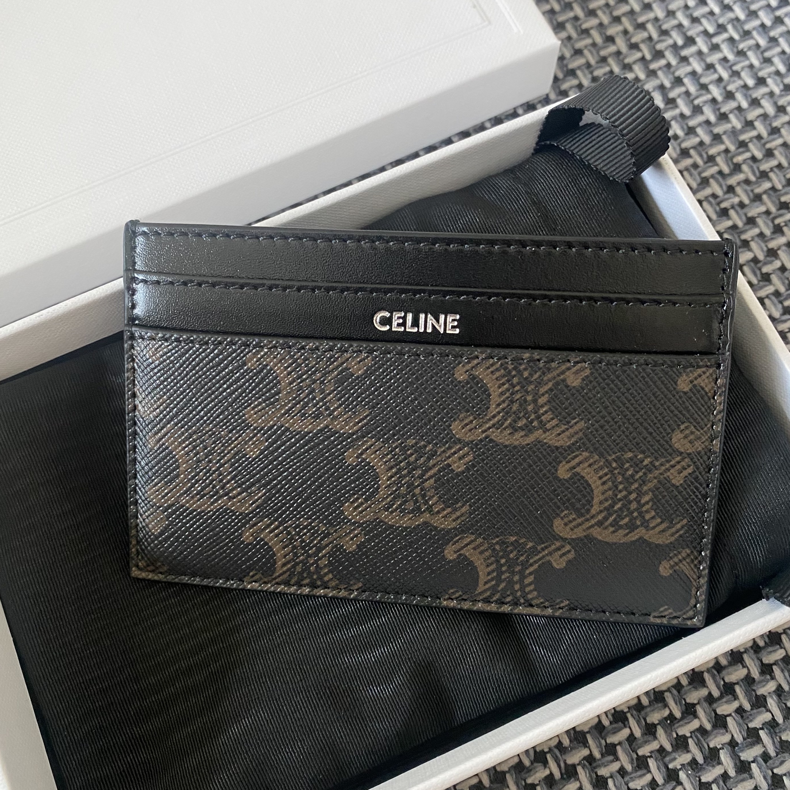 Celine Medium Card Holder in Triomphe Canvas and Calfskin Black 착용 스타일