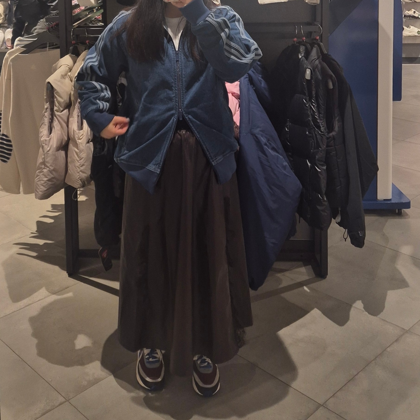 Adidas Adicolor Denim Firebird Track Top Medium Blue Denim - KR Sizing, Nike x Sacai x Undercover LDWaffle Night Maroon Team Royal 착용 스타일 - 3