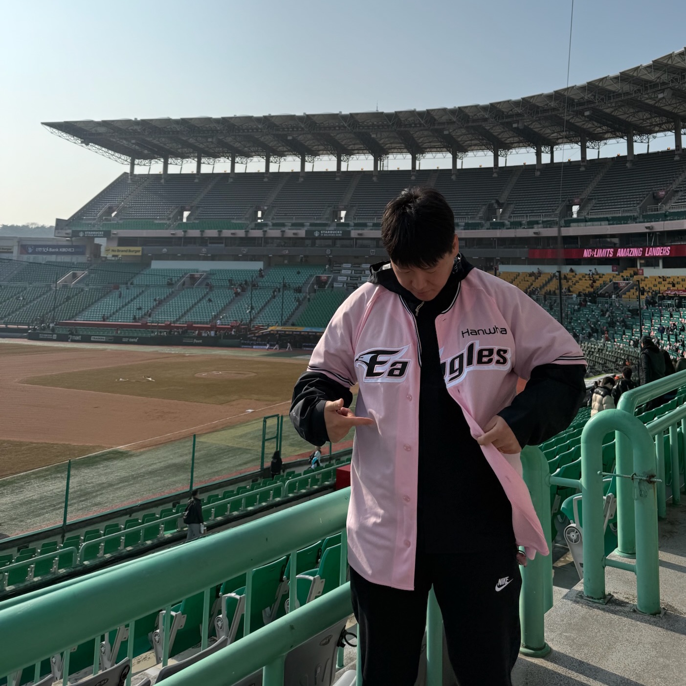 한화 이글스 2024 유니폼 핑크 (논 마킹 버전), 나이키 ACG 스톰핏 ADV 케스케이드 레인 풀 집 자켓 블랙 - 아시아 착용 스타일