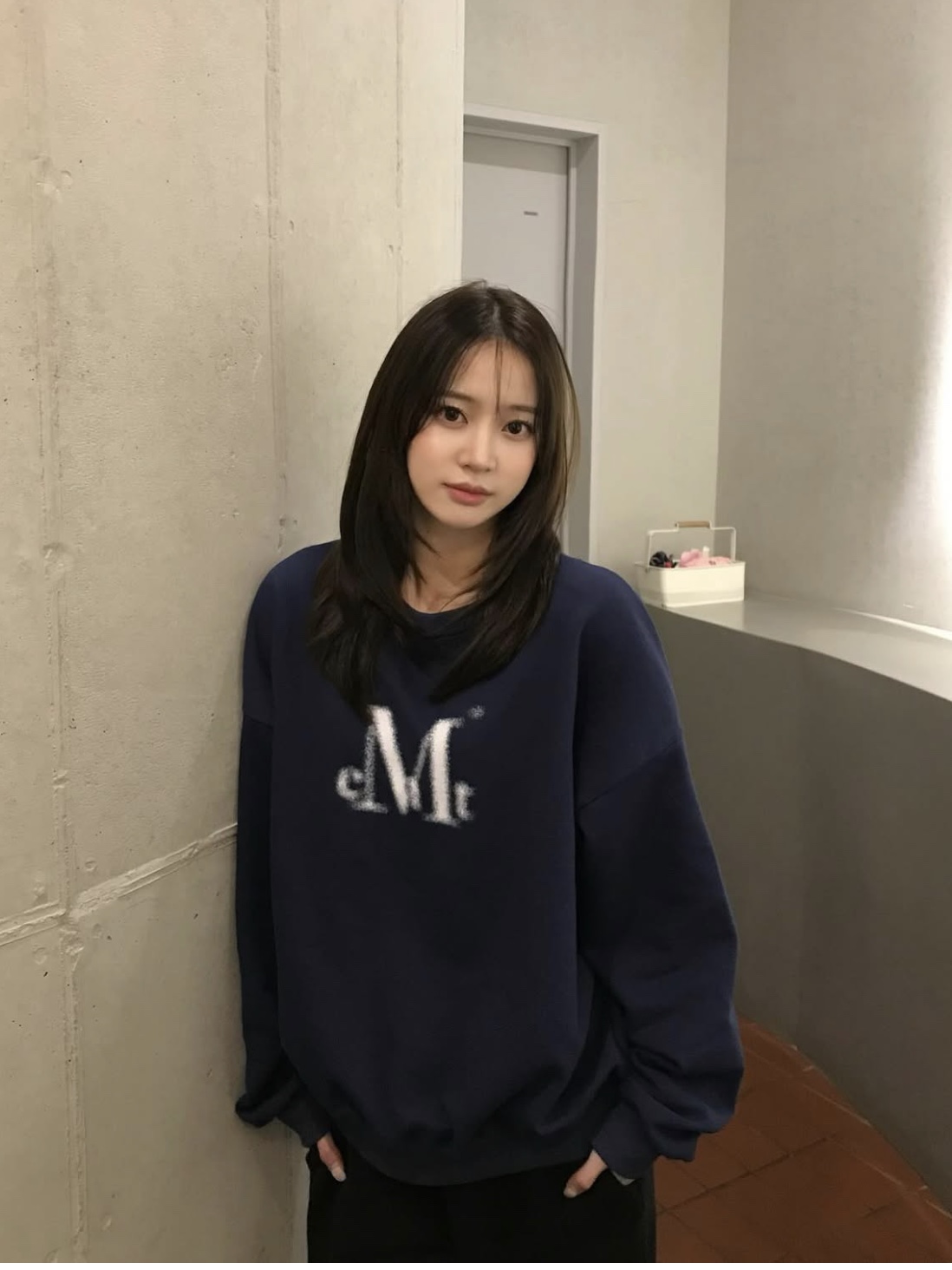 MUCENT Spray Logo Signature Mtm Navy 착용 스타일 - 3