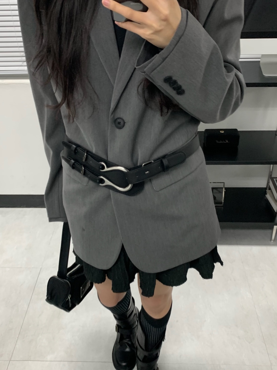 Matin Kim Madeleine Round Bag Black 착용 스타일 - 2