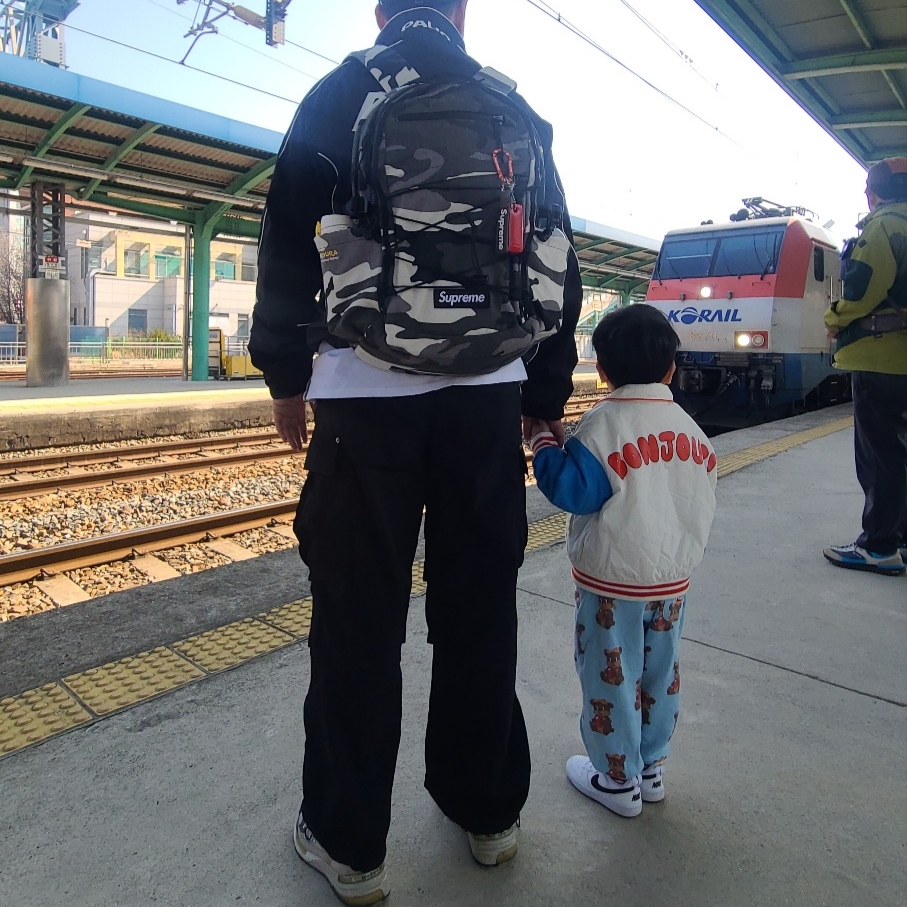 Supreme Backpack Snow Camo - 25SS, New Balance 992 Made in USA Grey - D Standard 착용 스타일