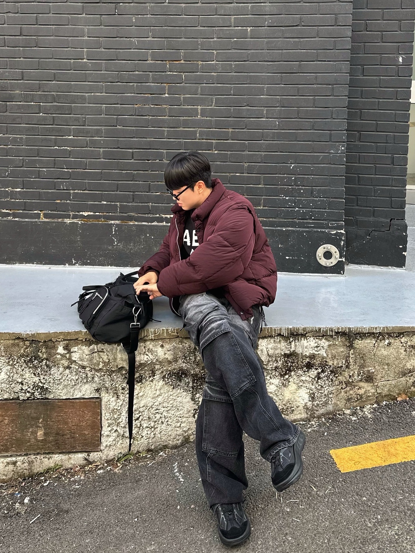 BLR Curved Quad Cargo Washing Denim Pants Black 착용 스타일 - 3