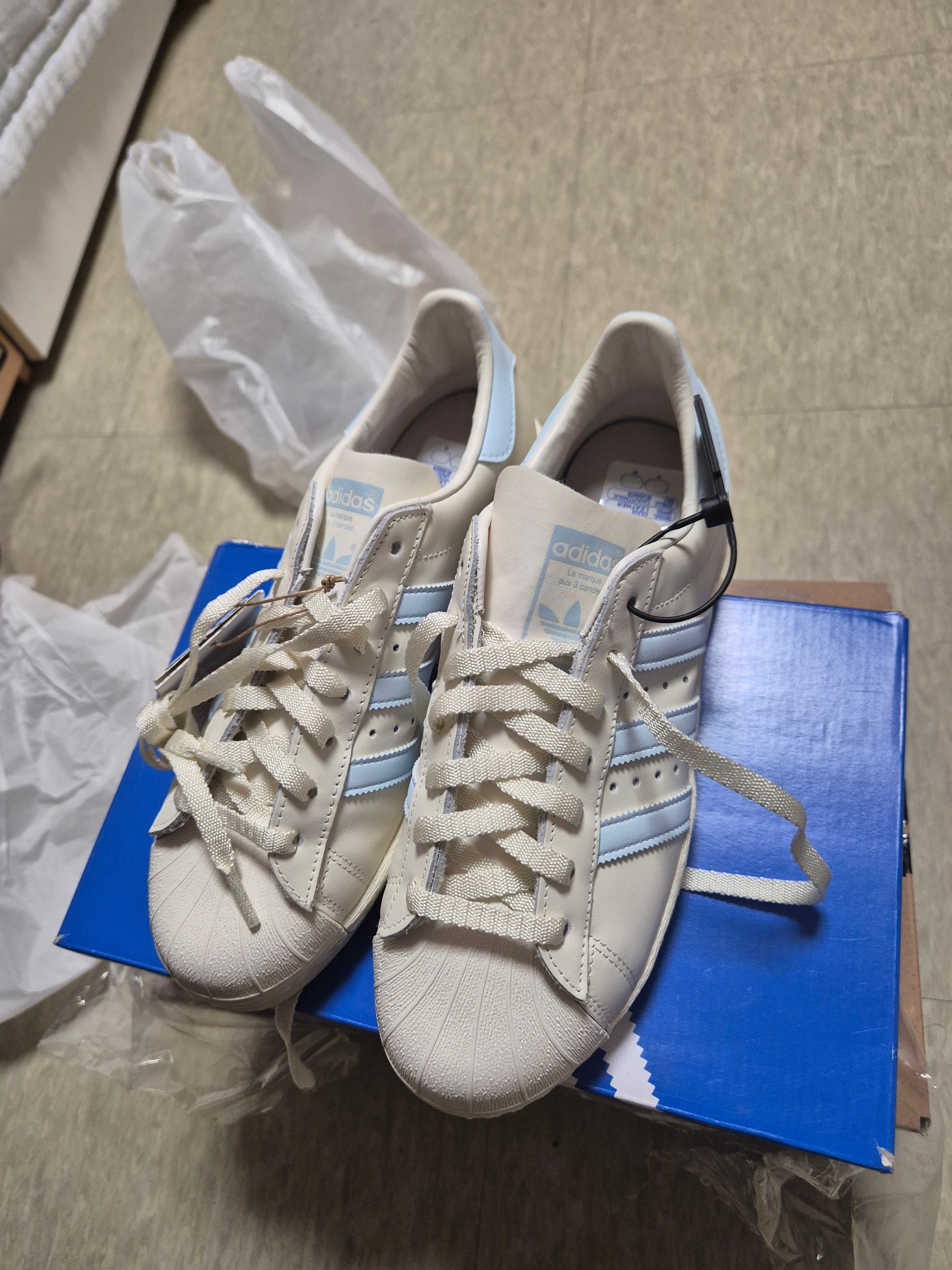 Adidas Superstar 82 Cloud White Sky Tint 착용 스타일
