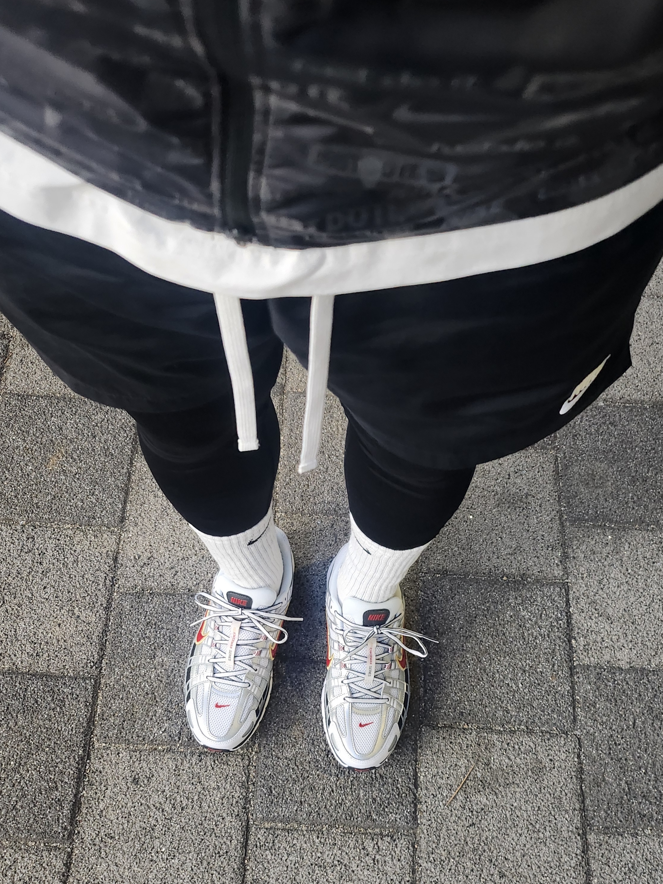 (W) Nike P-6000 Metallic Silver Red 착용 스타일 - 2