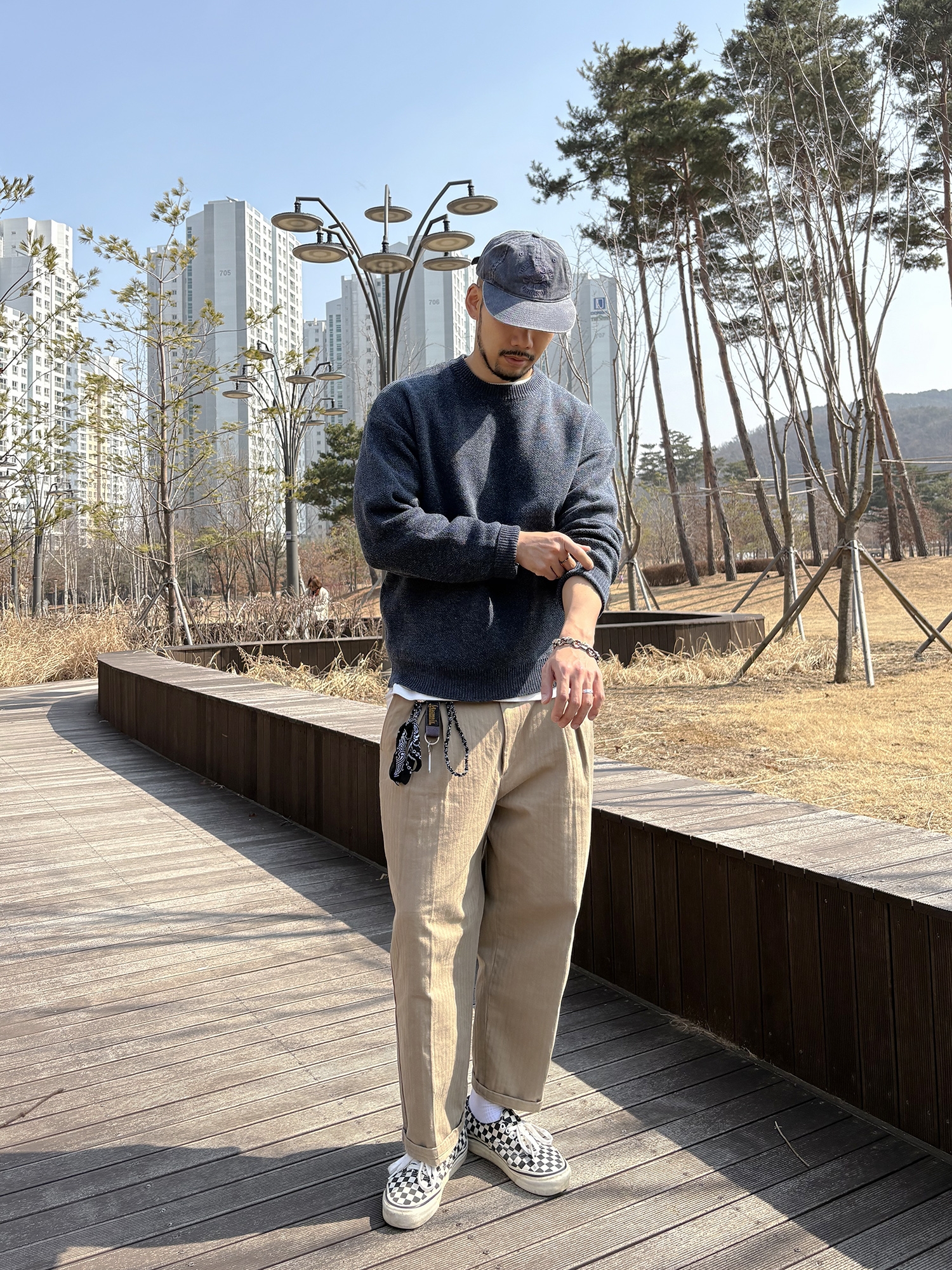 반스 어센틱 골든 코스트 체커보드 착용 스타일 - 1