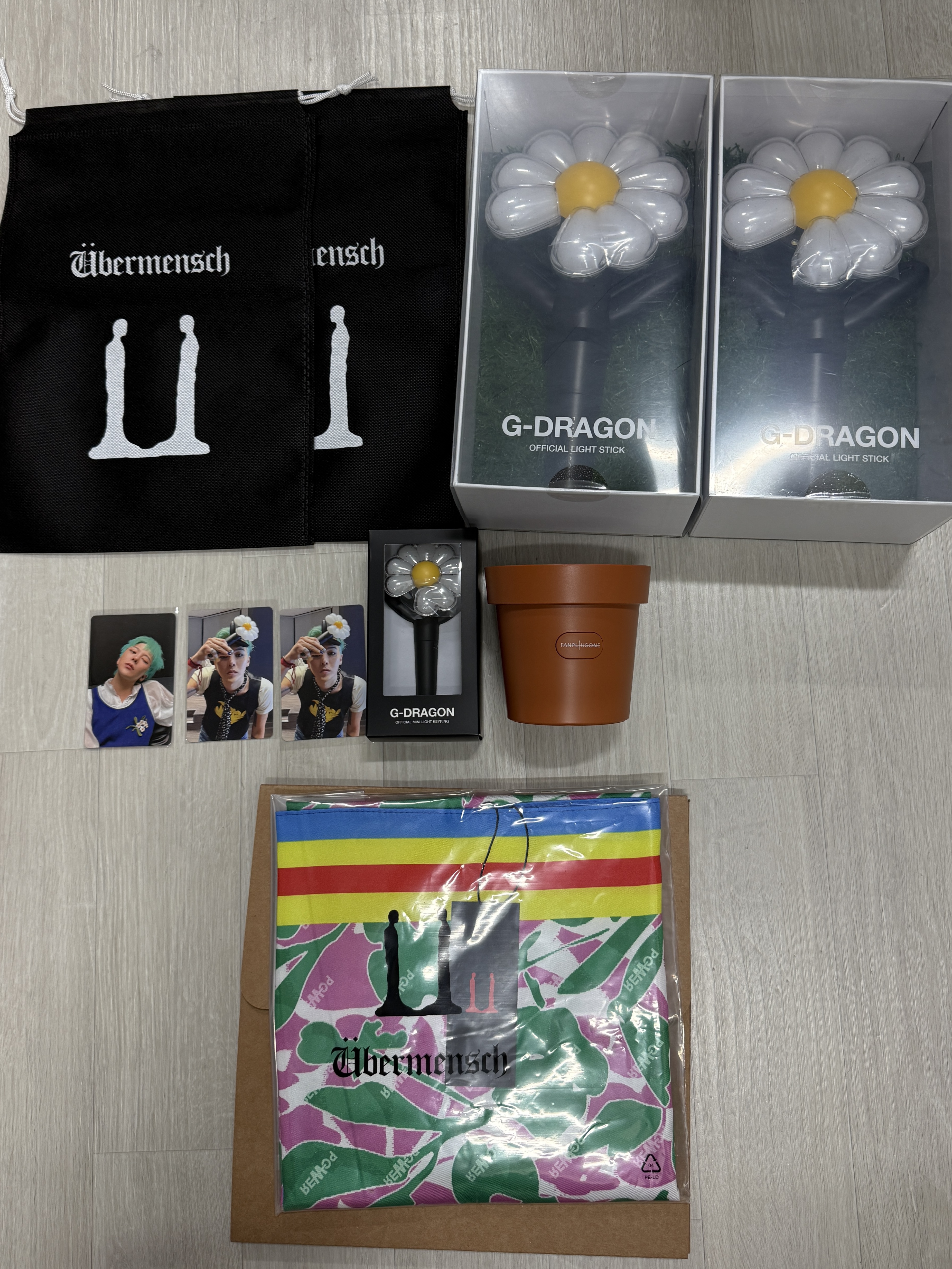 G-DRAGON Ubermensch Official Light Stick, Uniqlo UT x CPFM x SpongeBob Plush Toy Patrick Star 착용 스타일 - 2